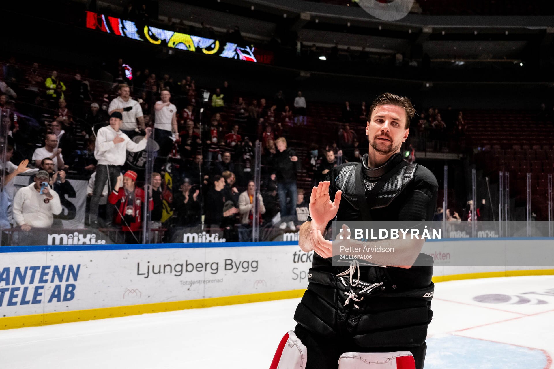 Malmö Redhawks målvakt Marek Langhamer jublar