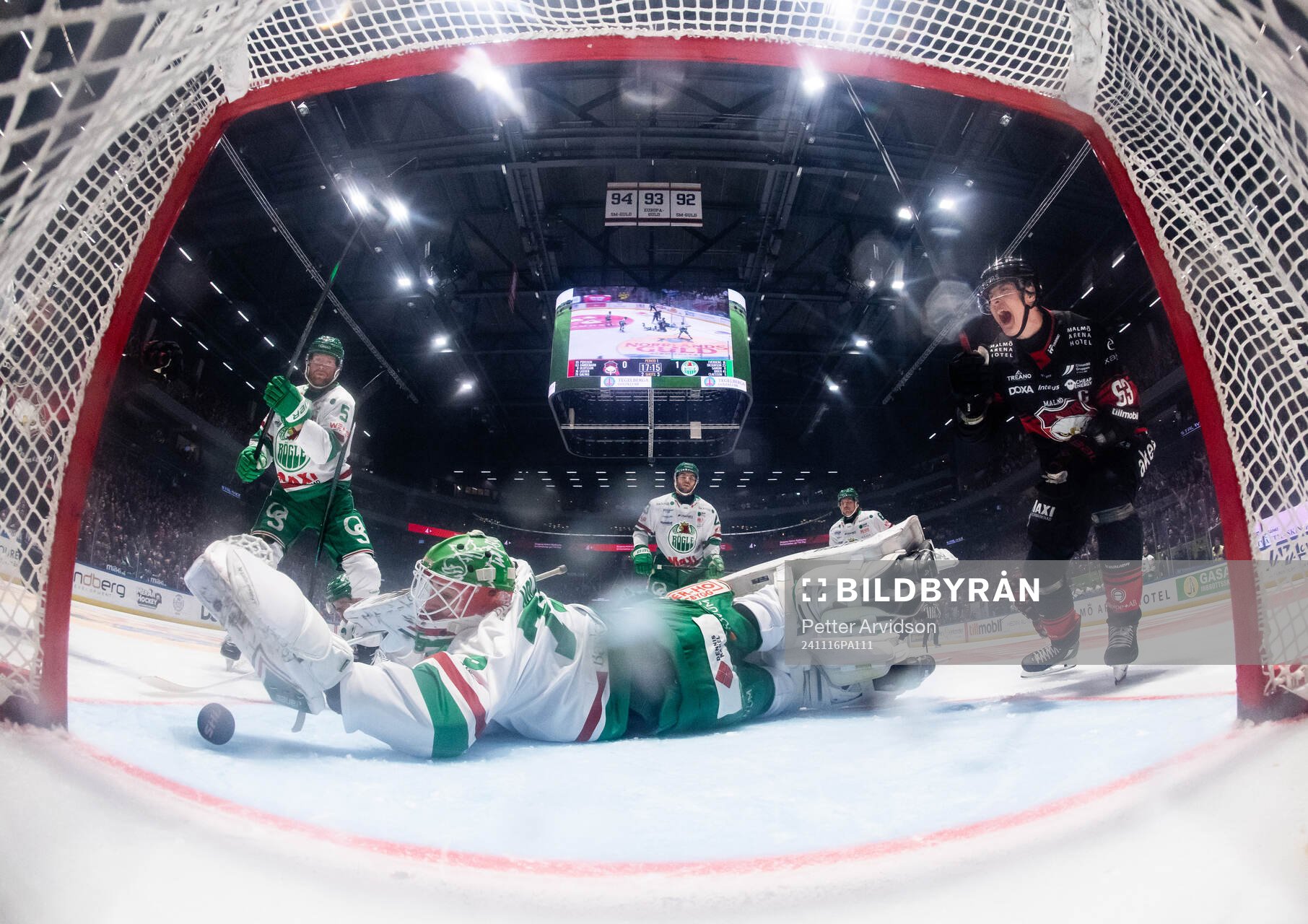 Rögles målvakt Arvid Holm deppar och Malmö Redhawks