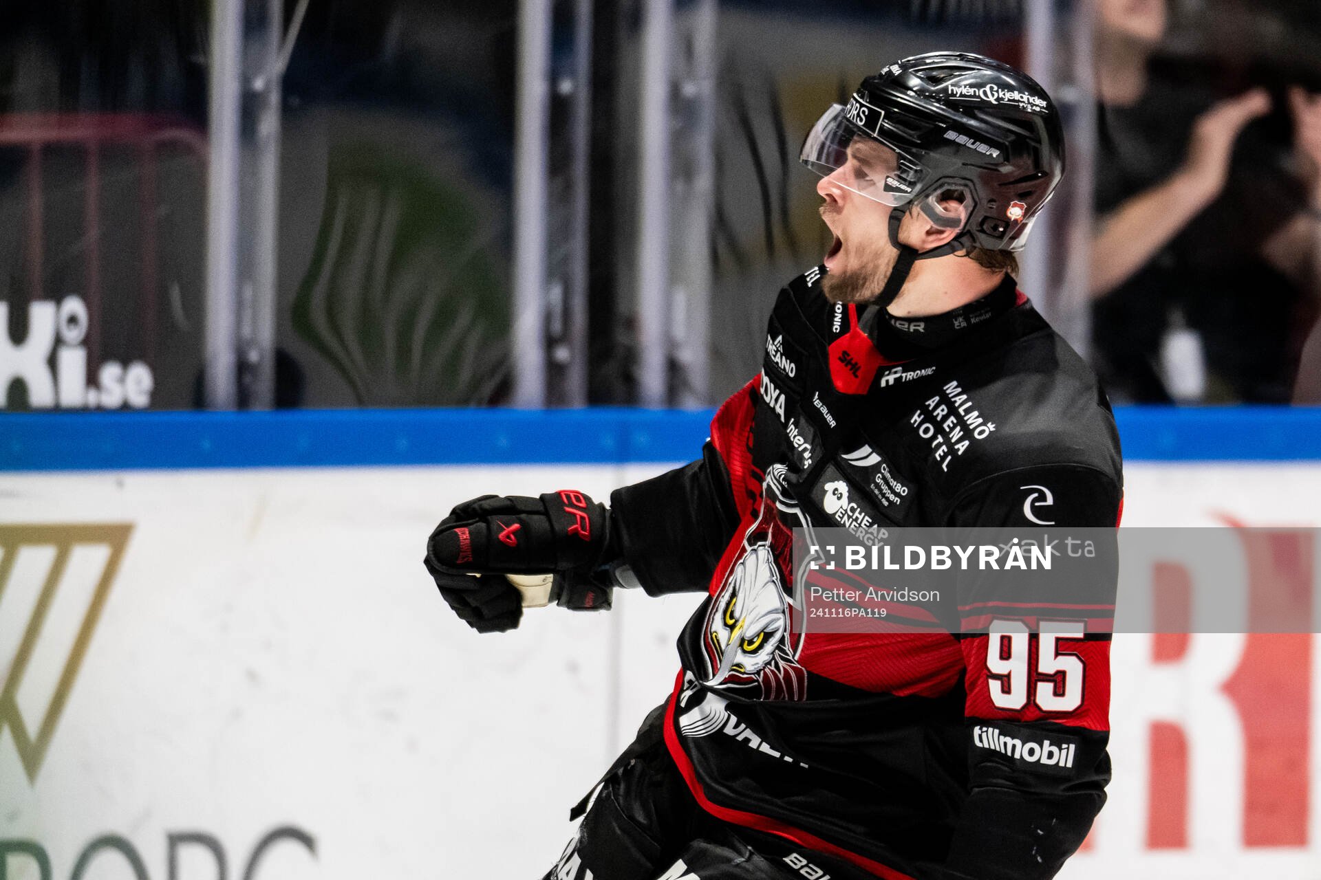 Malmö Redhawks Carl Persson jublar