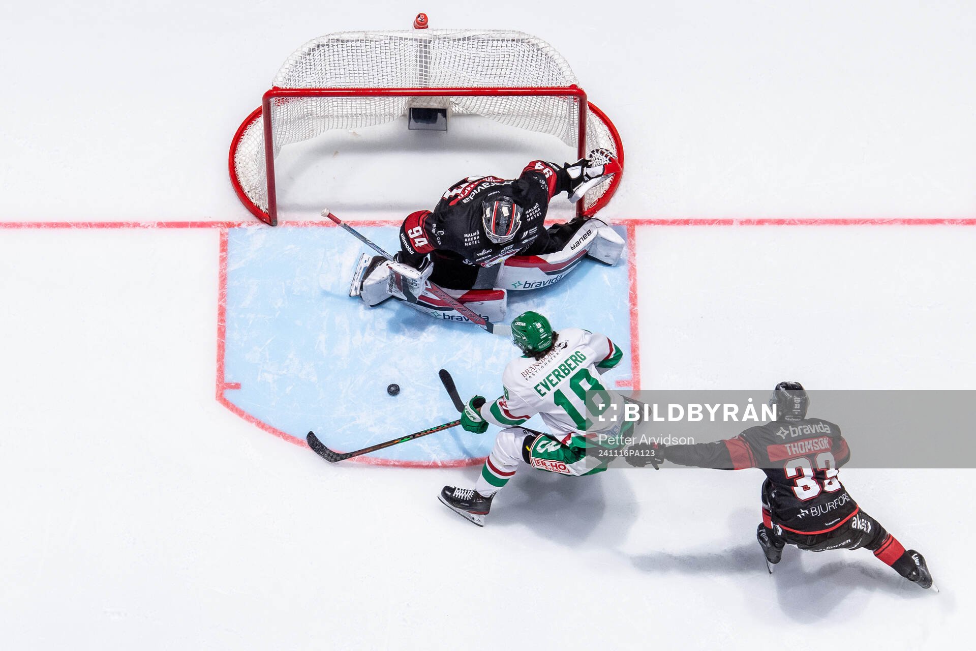 Rögles Dennis Everberg oroar mot Malmö Redhawks målvakt