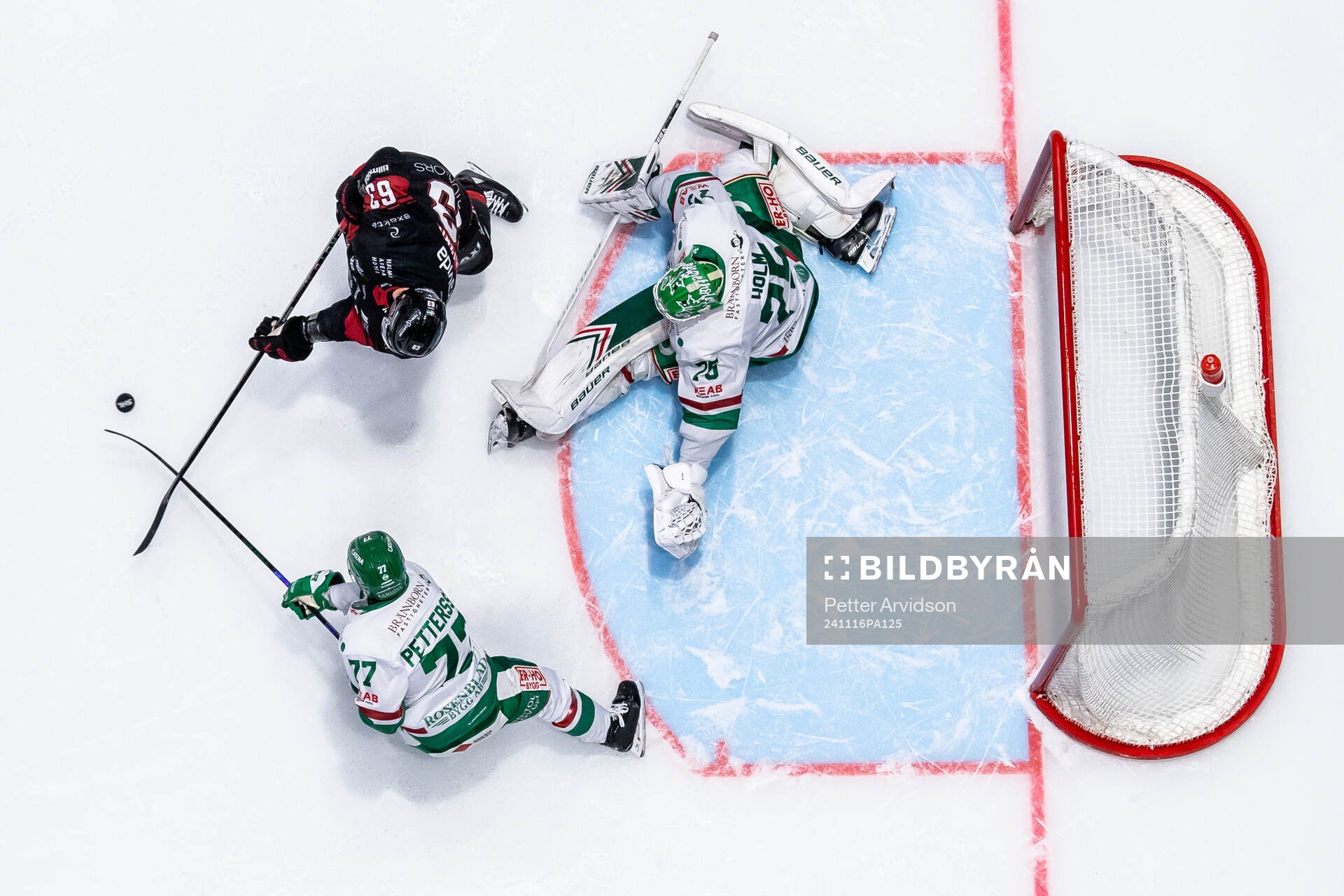 Malmö Redhawks Fredrik Händemark oroar mot Rögles Jesper