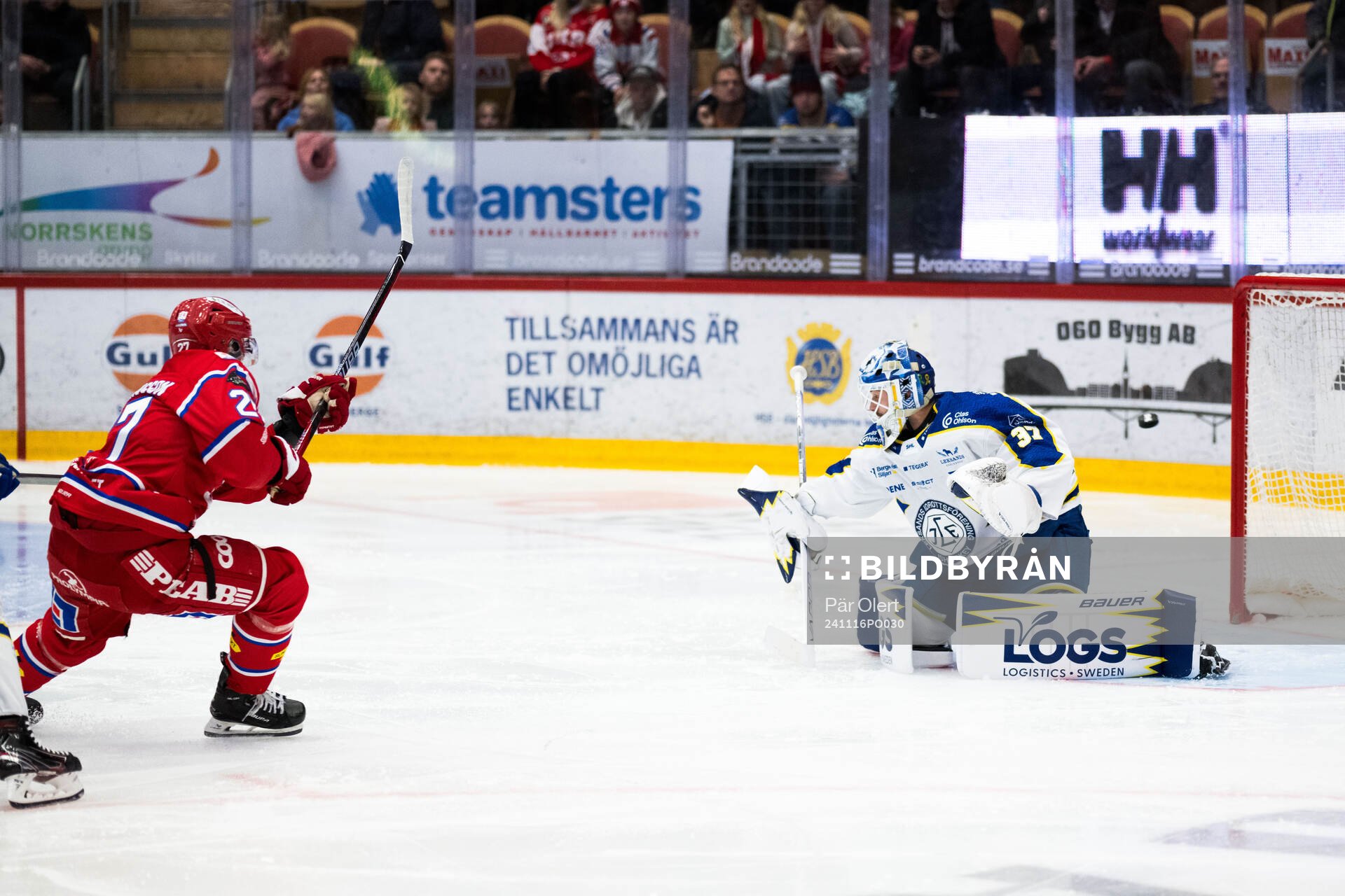 Timrås Oliver Johansson och Leksands målvakt Jakob