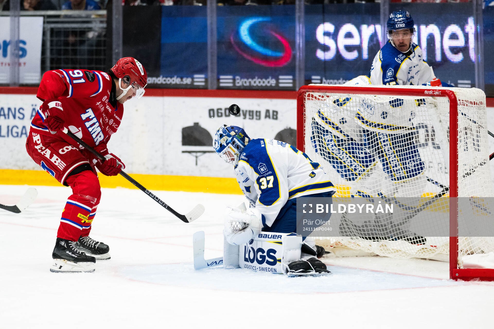 Timrås Magnus Pääjärvi och Leksands målvakt Jakob