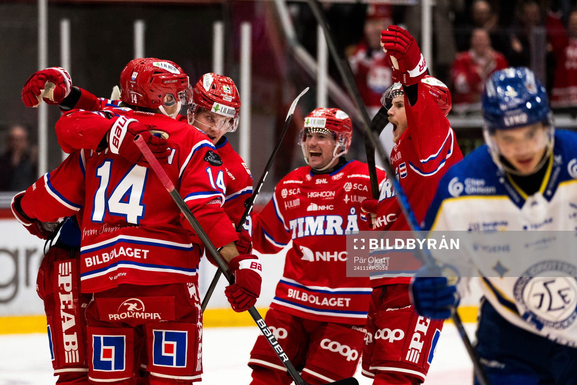 Timrås Erik Walli Walterholm jublar med lagkamrater