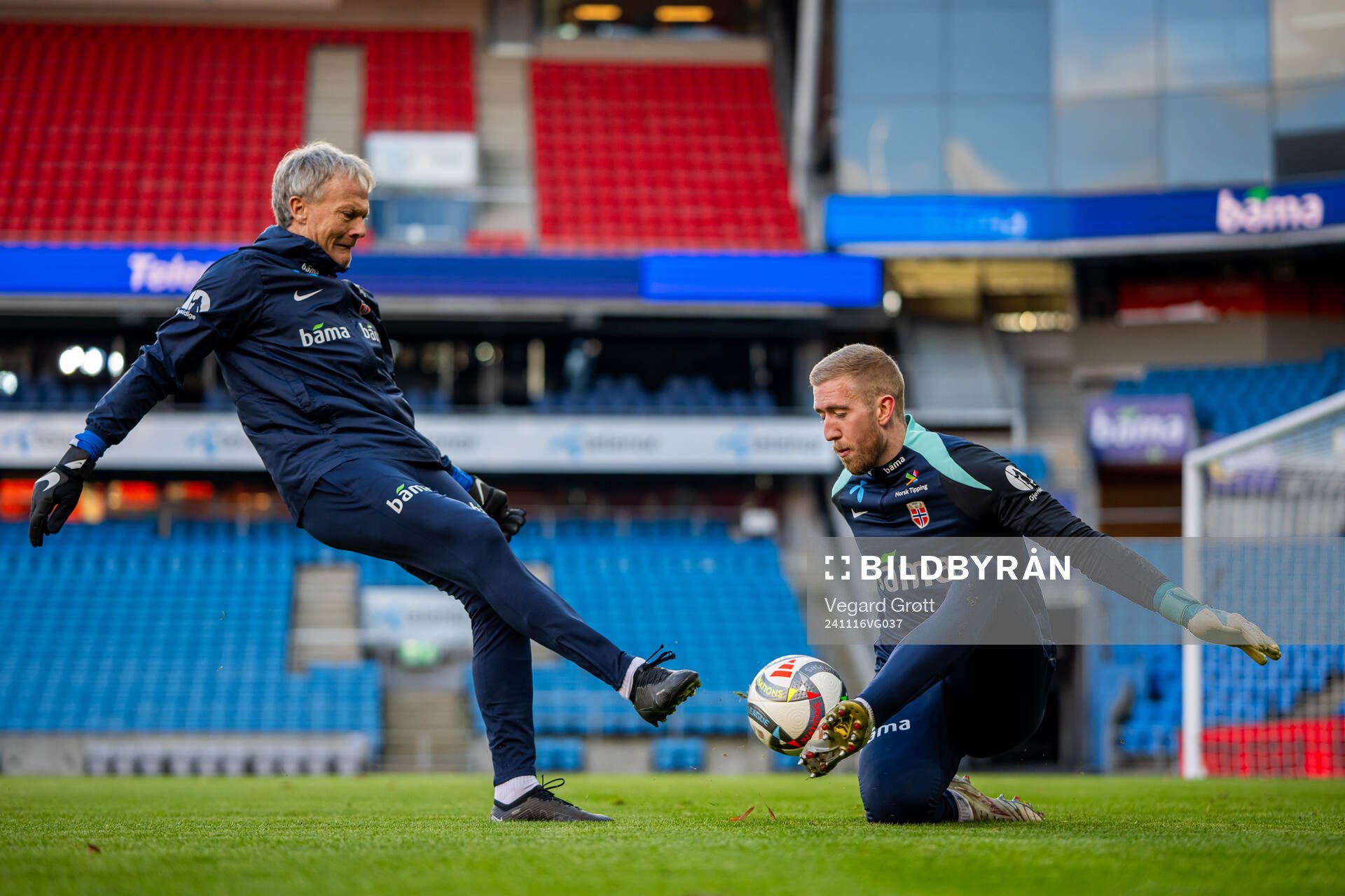 Goalkeeper coach Frode Grodås and goalkeeper Egil Selvik