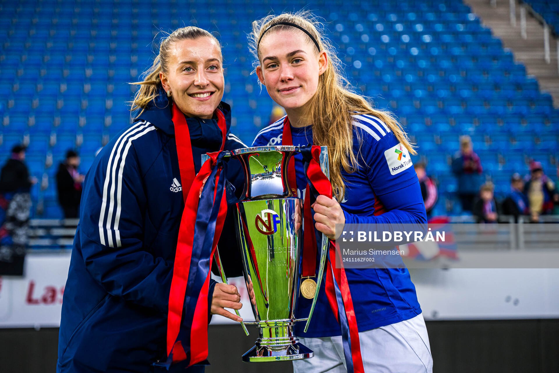 Stine Brekken and Sædis Run Heidarsdottir of Vålerenga