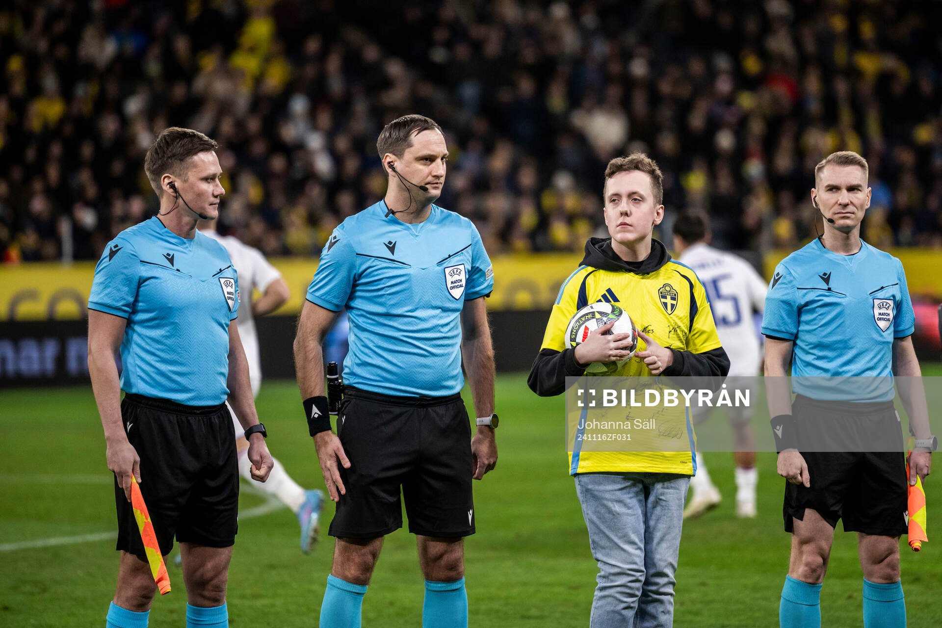 Referee Mykola Balakin and ball presenter from Min Stora