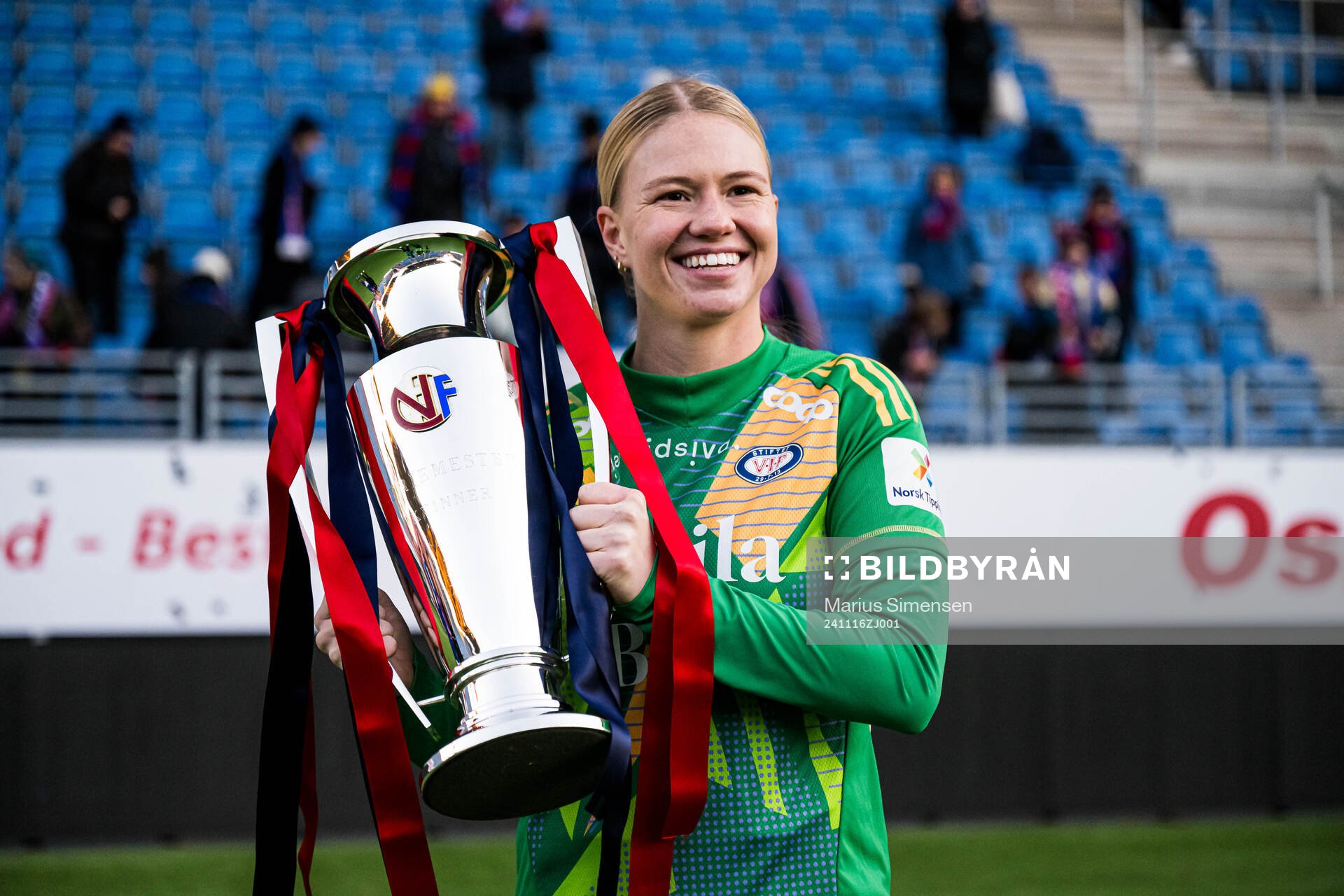 Jalen Tompkins of Vålerenga celebrates with the trophy