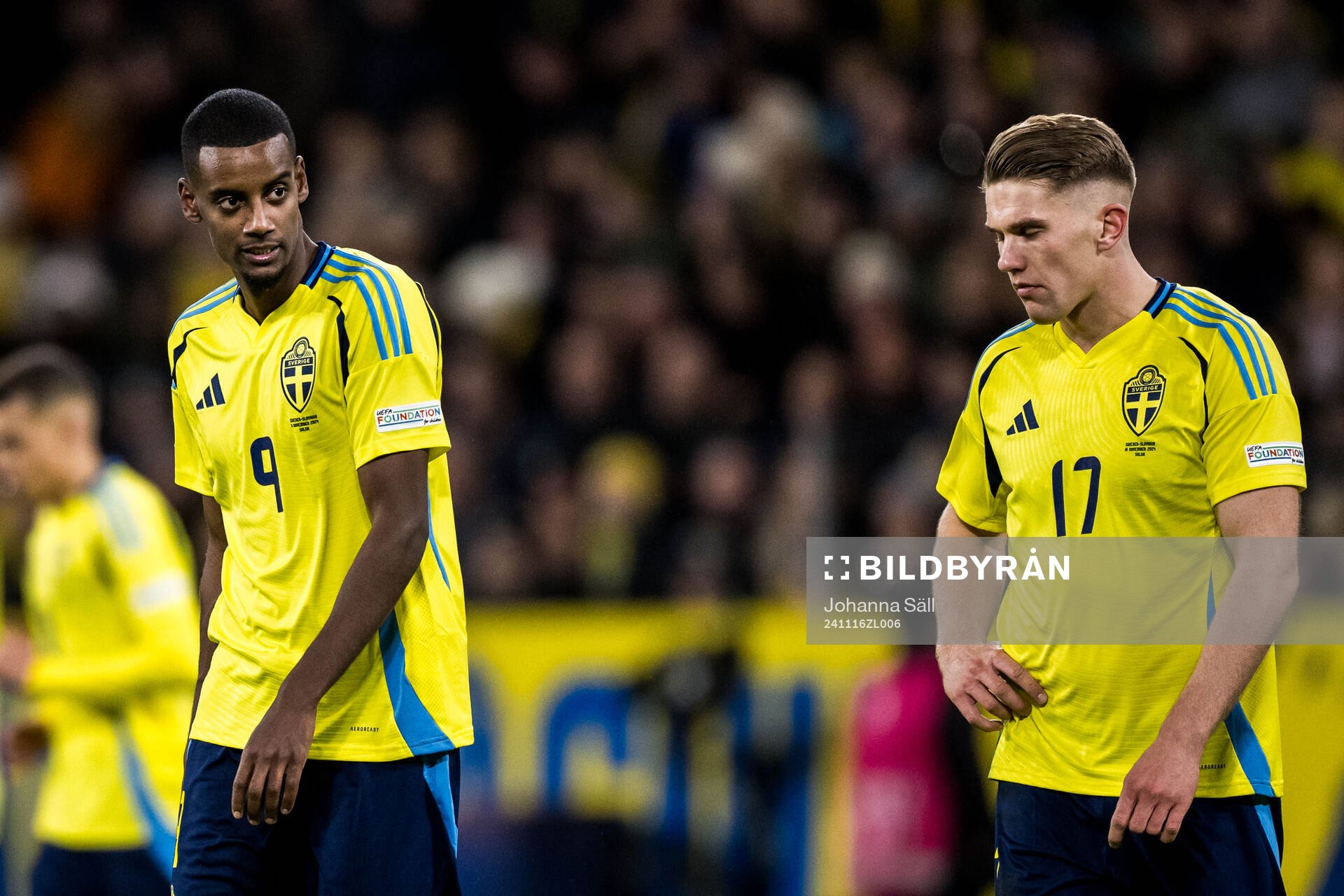 Alexander Isak and Viktor Gyökeres looks dejected of