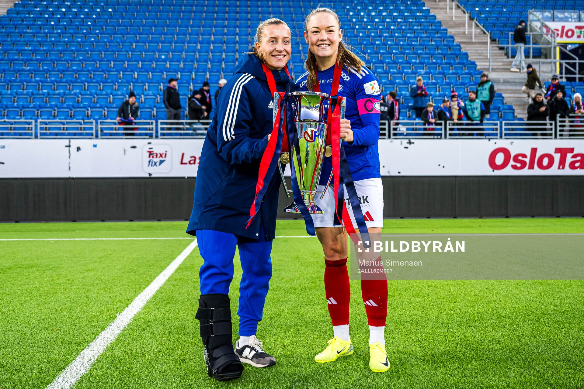 Stine Brekken and Janni Thomsen of Vålerenga celebrates