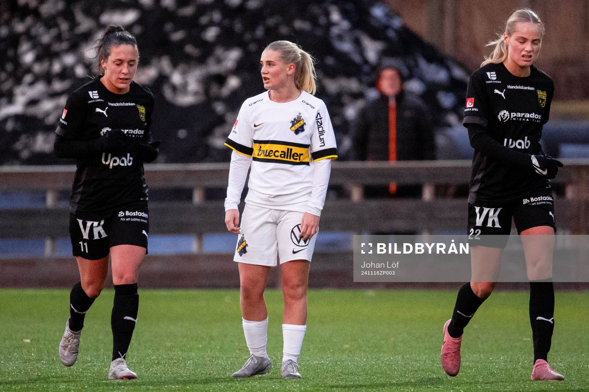 AIKs Emelie Jansson och Anna Oskarsson deppar