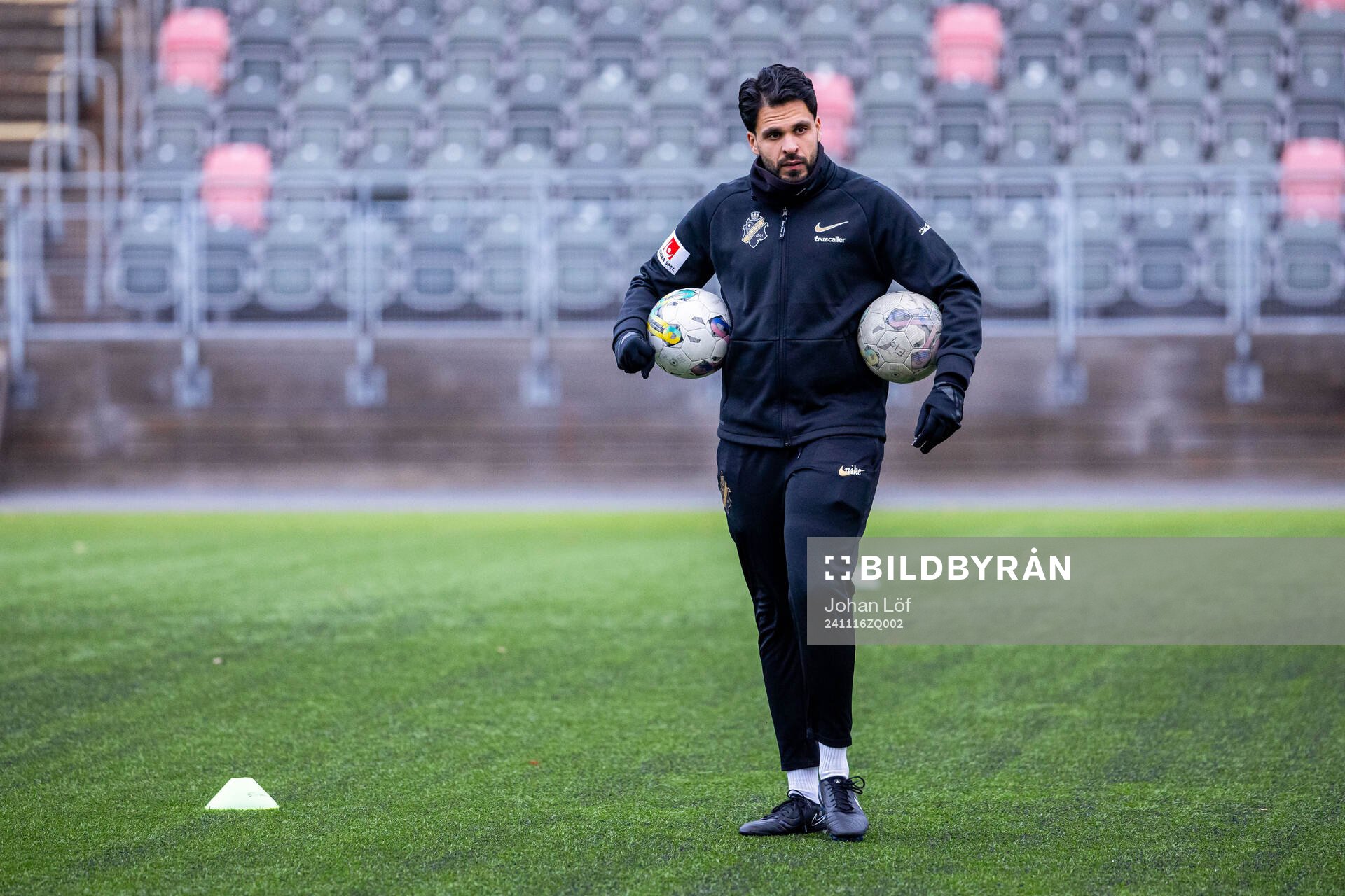 AIKs assisterande tränare Zinar Spindari inför fotbollsmatchen i kvalet till Damallsvenskan mellan Umeå och AIK den 16 november 2024 i Umeå.