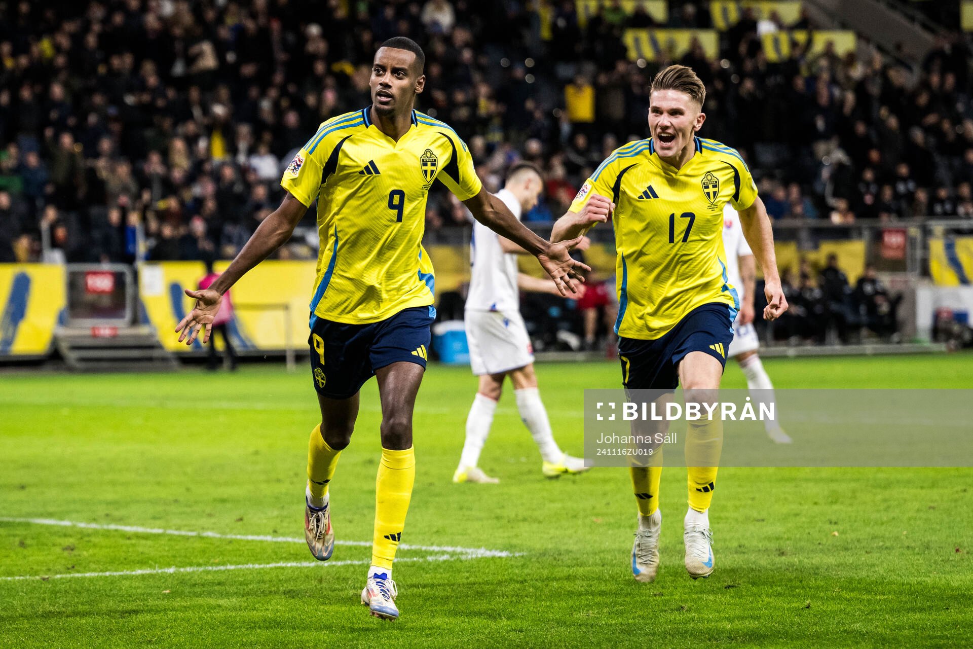 Alexander Isak and Viktor Gyökeres of Sweden celebrate 2-1 during the Nations League football match between Sweden and Slovakia on November 16, 2024 in Stockholm.