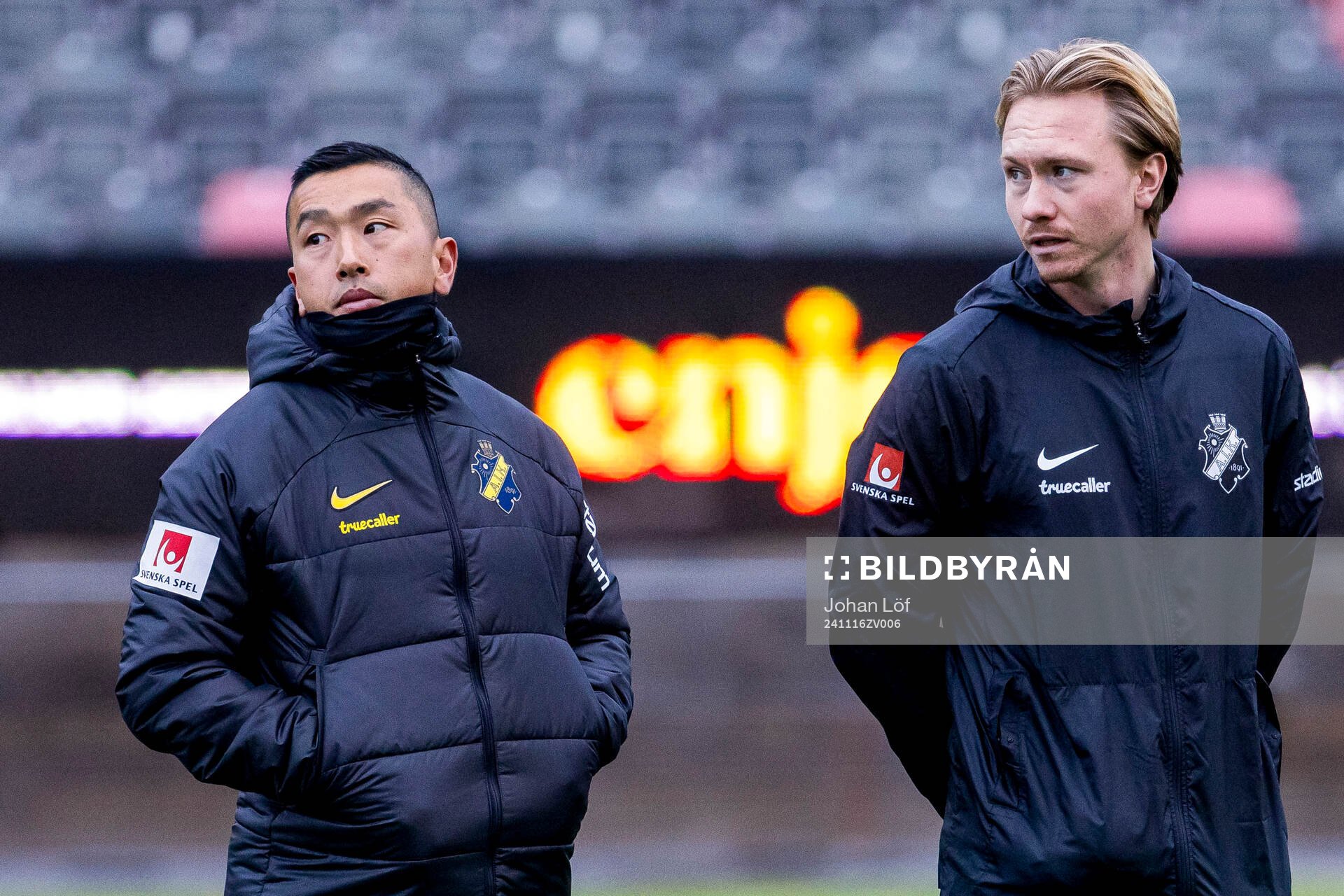 AIKs tränare Jesper Björk och fysioterapeut Edvin