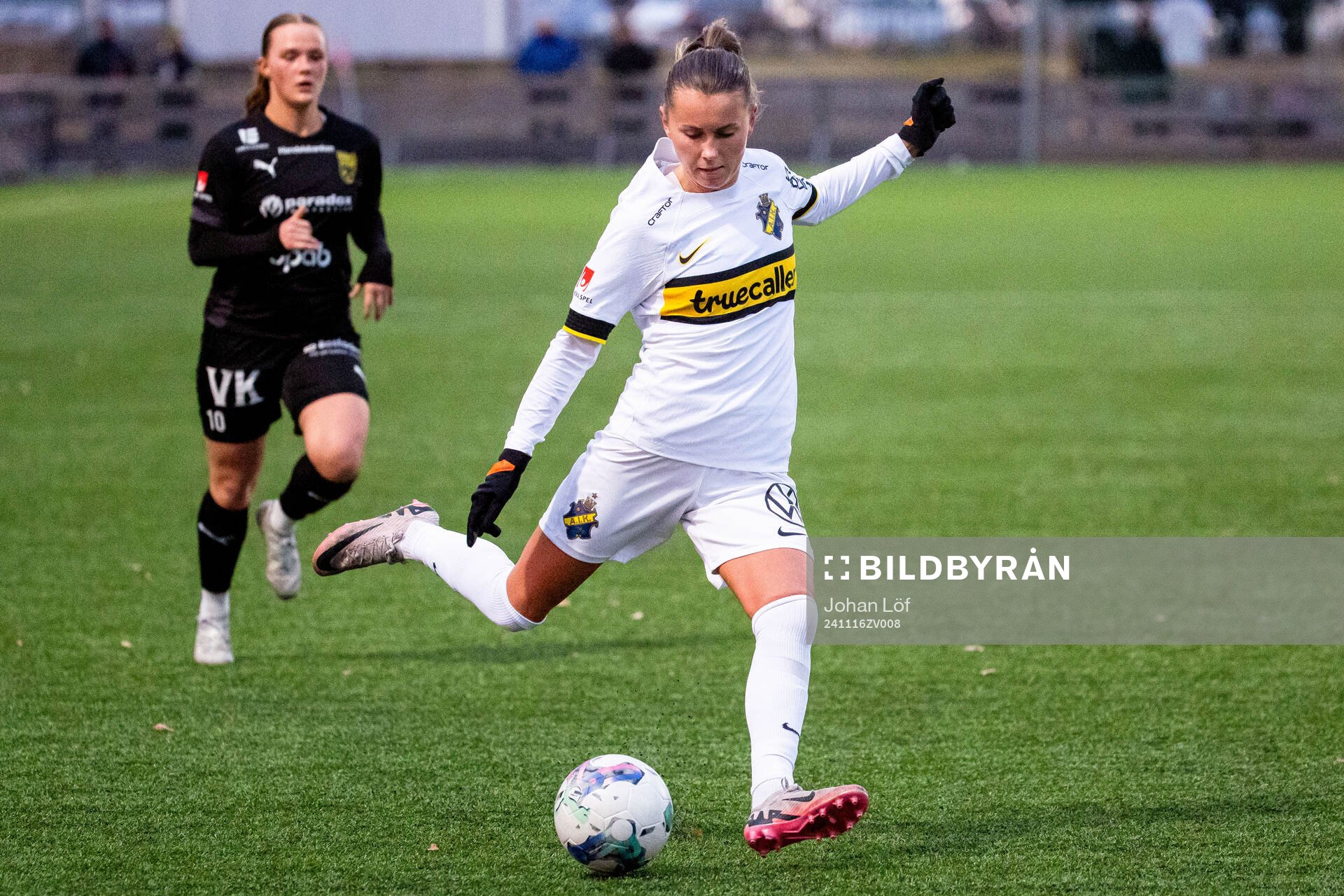 AIKs Nina Jakobsson under fotbollsmatchen i kvalet till Damallsvenskan mellan Umeå och AIK den 16 november 2024 i Umeå. 