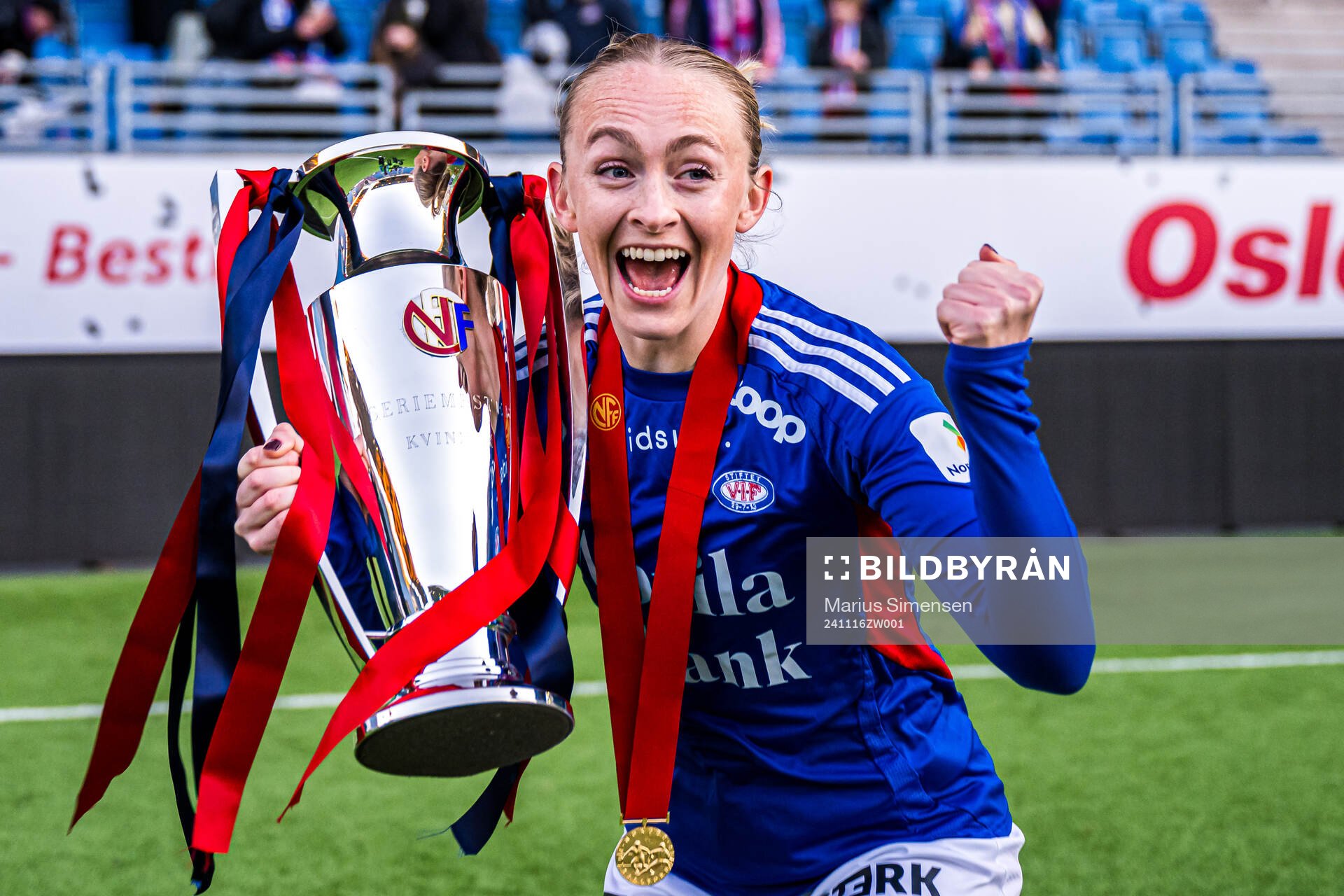 Michaela Kovacs of Vålerenga celebrates with the trophy