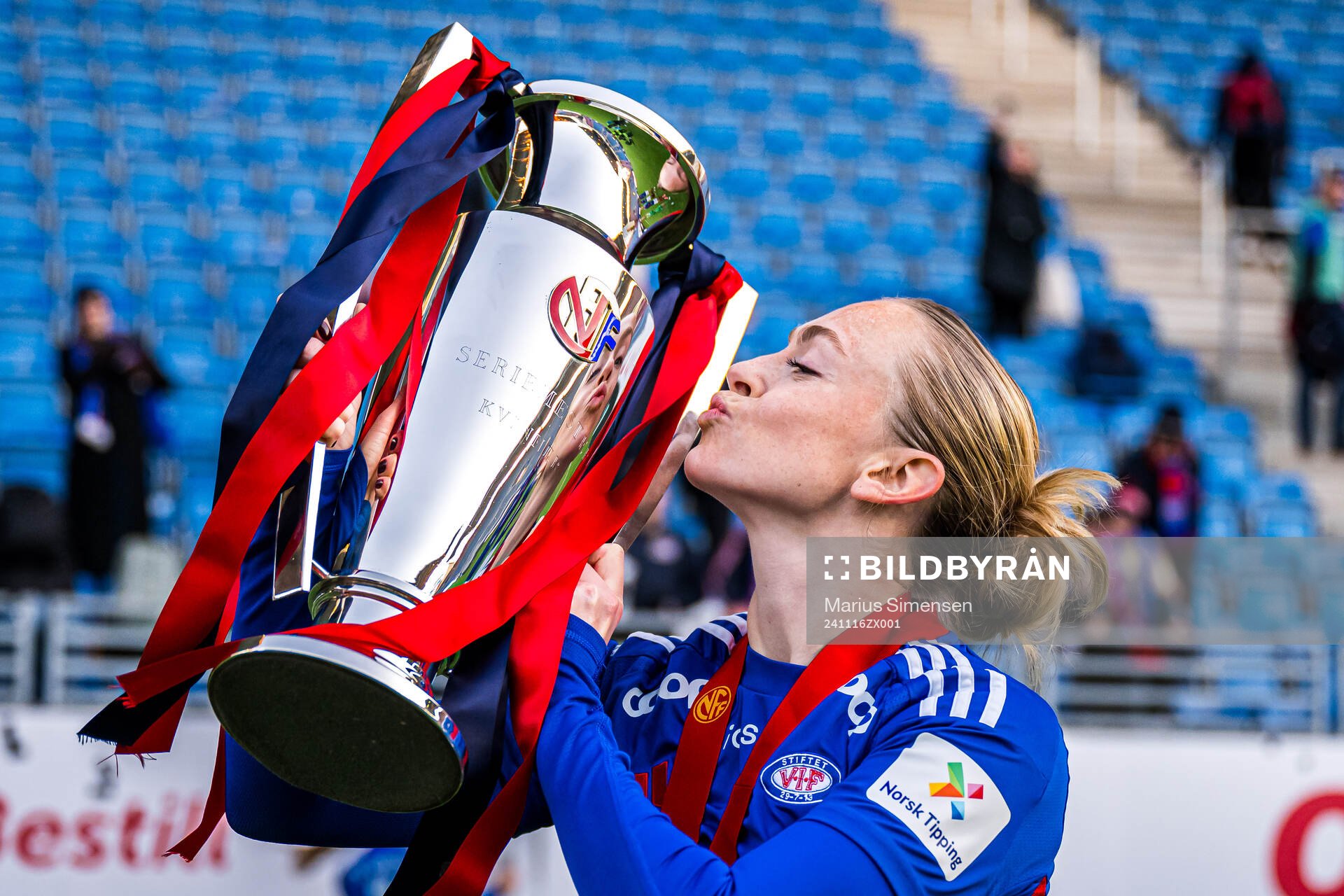 Michaela Kovacs of Vålerenga celebrates with the trophy