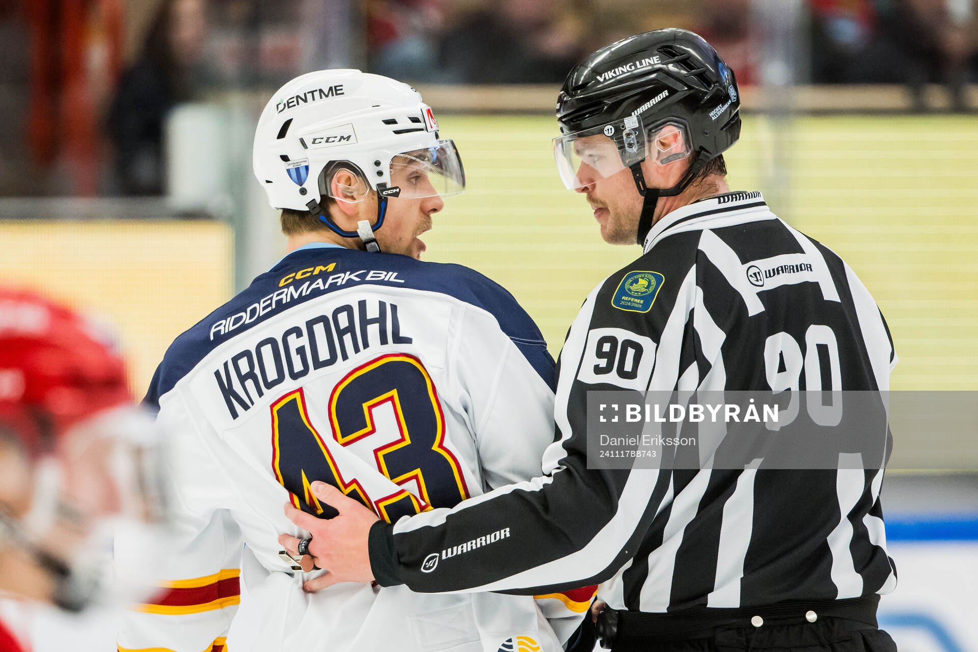 Djurgårdens Max Krogdahl och Linjedomare Eric Olsson
