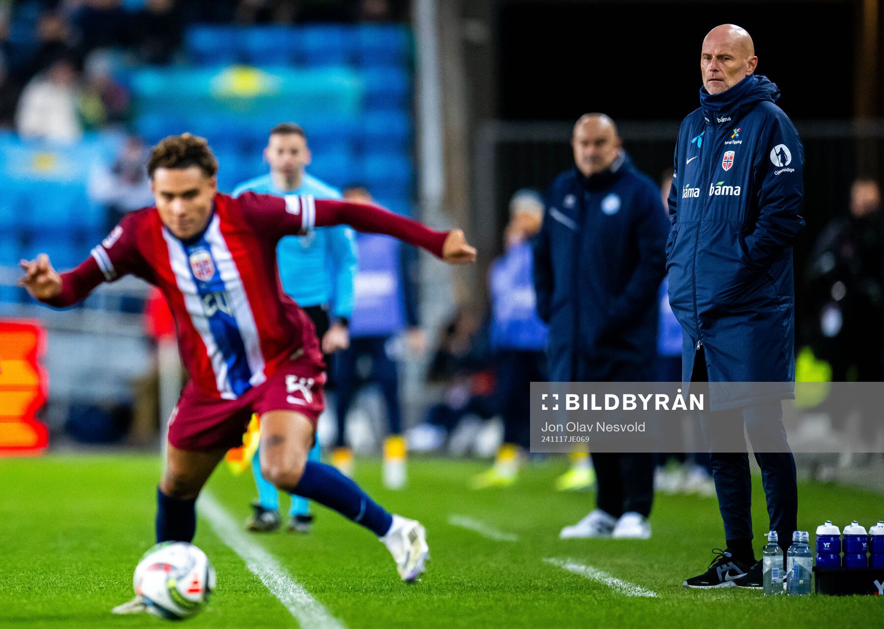 Antonio Nusa and head coach Ståle Solbakken of Norway