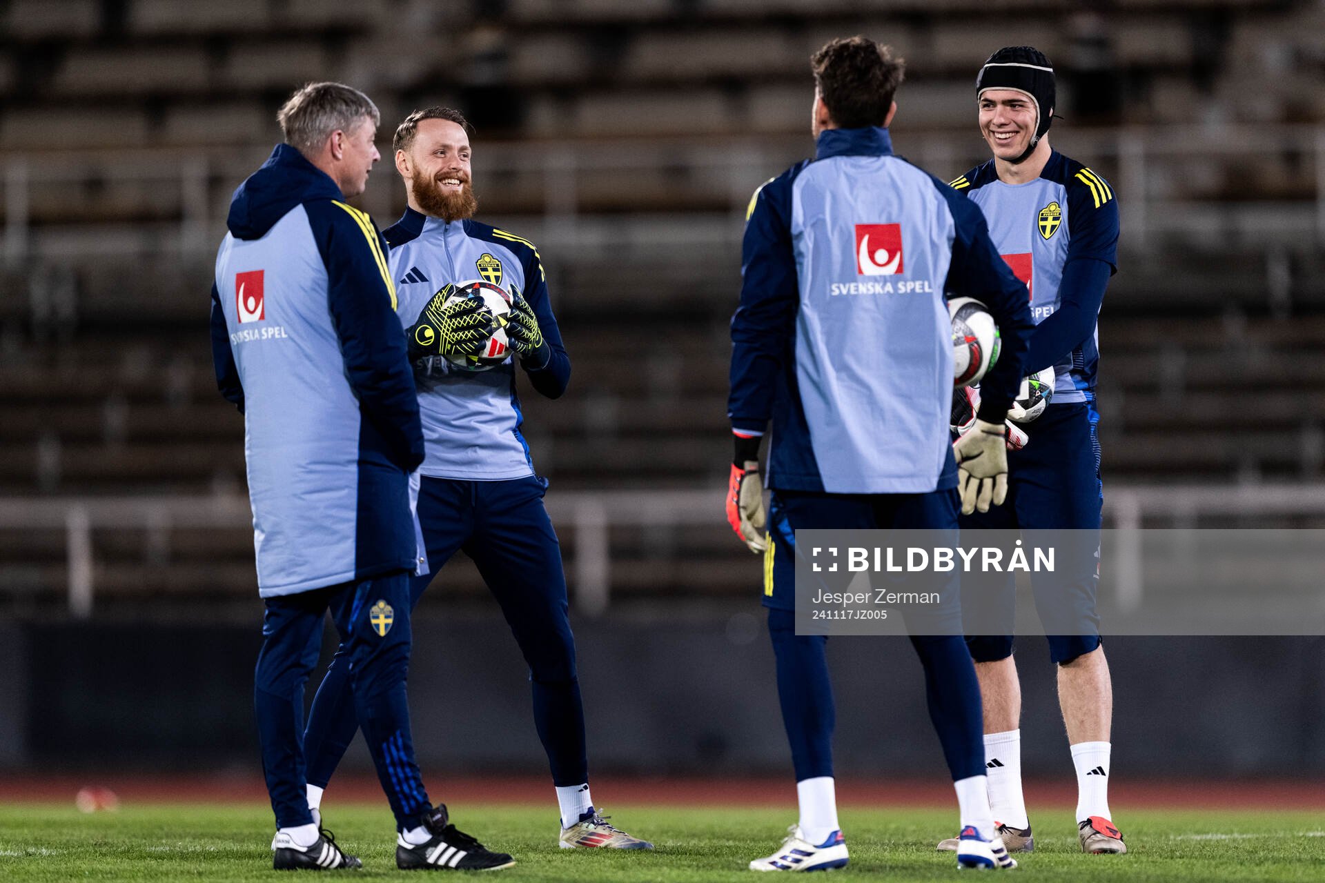 Head coach Jon Dahl Tomasson, goalkeeper Viktor Johansson,