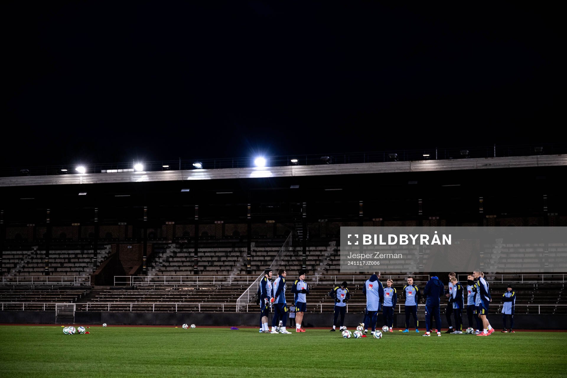 Head coach Jon Dahl Tomasson and players of the Swedish