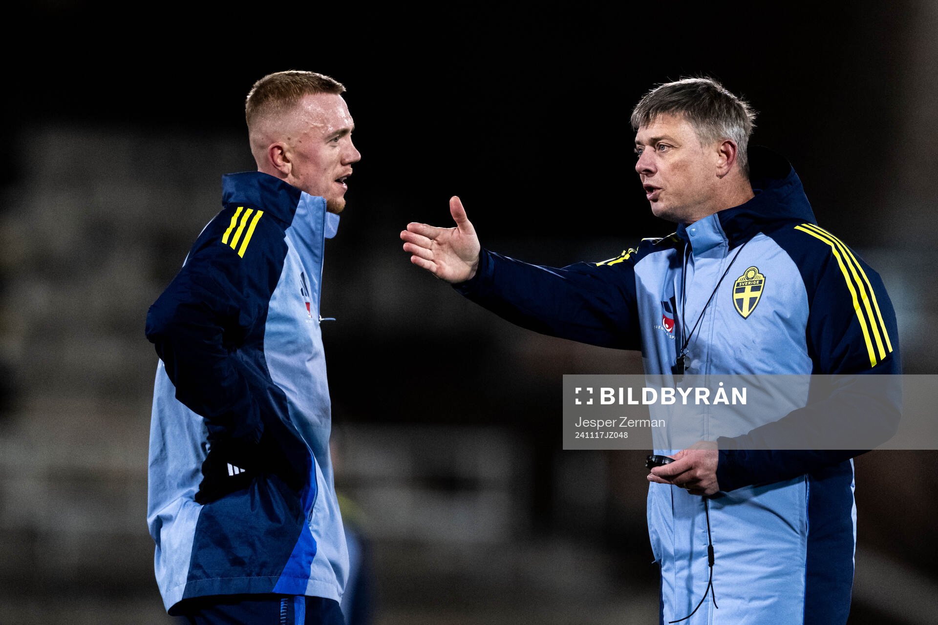 Isac Lidberg and head coach Jon Dahl Tomasson of the
