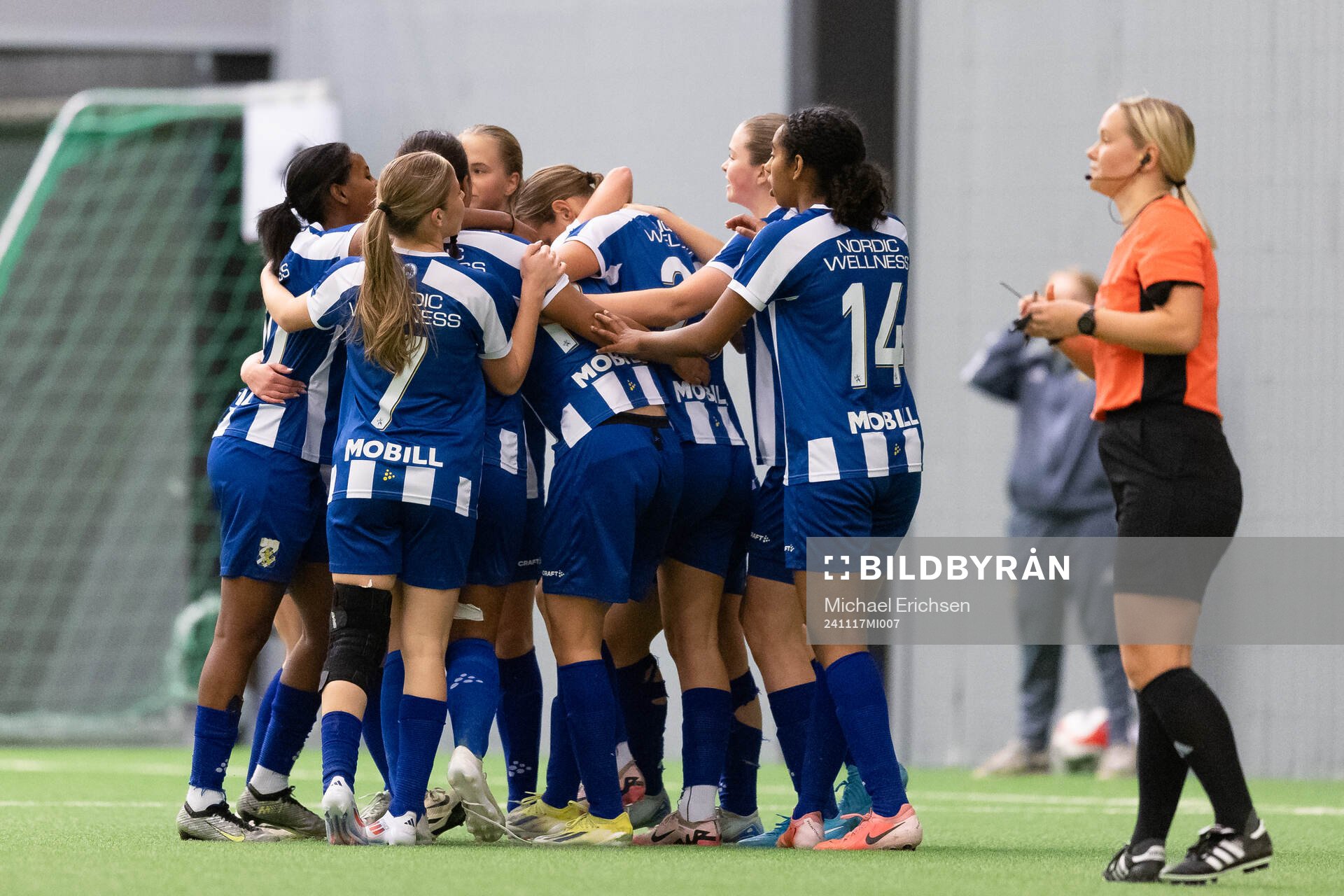 IFK Göteborgs Astrid Samuelson jublar ihop med lagkamrater efter 1-0 under F17 SM-finalen i fotboll mellan IFK Göteborg och IK Uppsala den 17 november 2024 i Göteborg.
