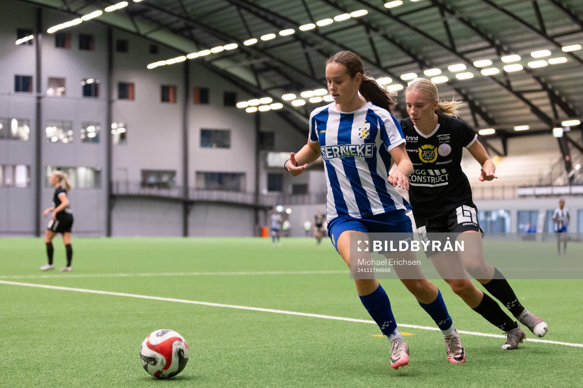 IFK Göteborgs Edith Adolfsson och Uppsalas Melinda Mattsson under F17 SM-finalen i fotboll mellan IFK Göteborg och IK Uppsala den 17 november 2024 i Göteborg.