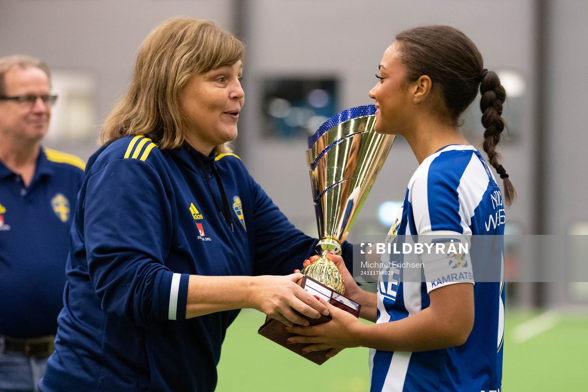 Marie Svensson delar ut pokalen till IFK Göteborgs