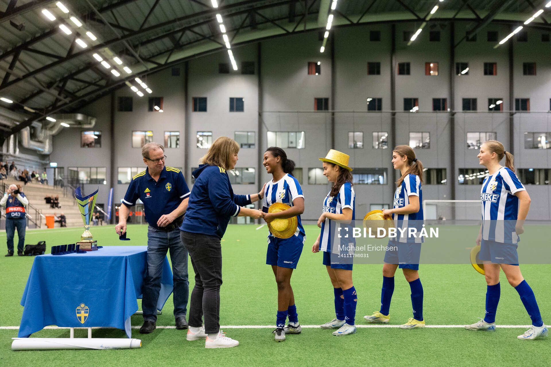 Marie Svensson delar ut guldmedaljer till IFK Göteborgs