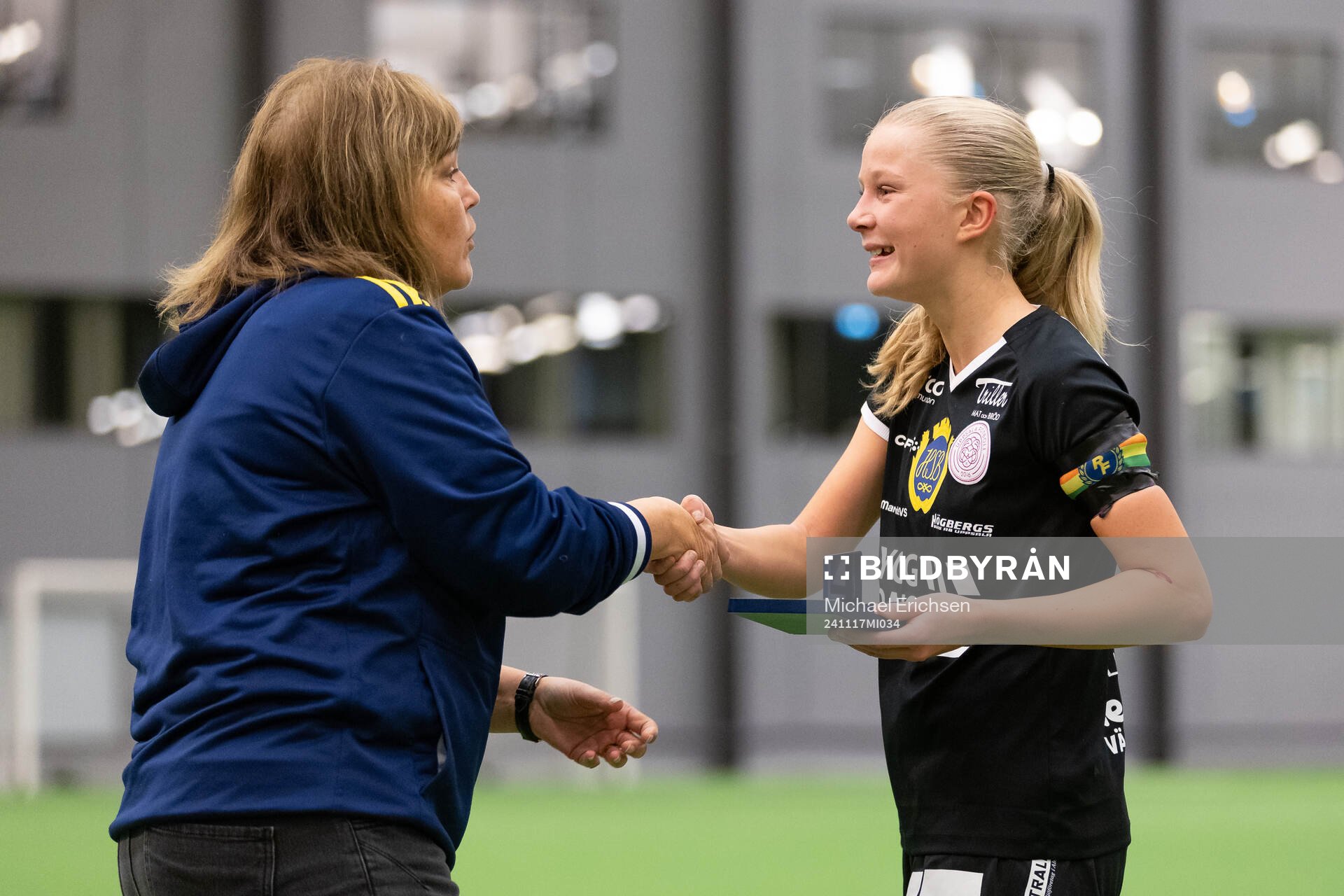 Marie Svensson delar ut en silvermedalj till Uppsalas