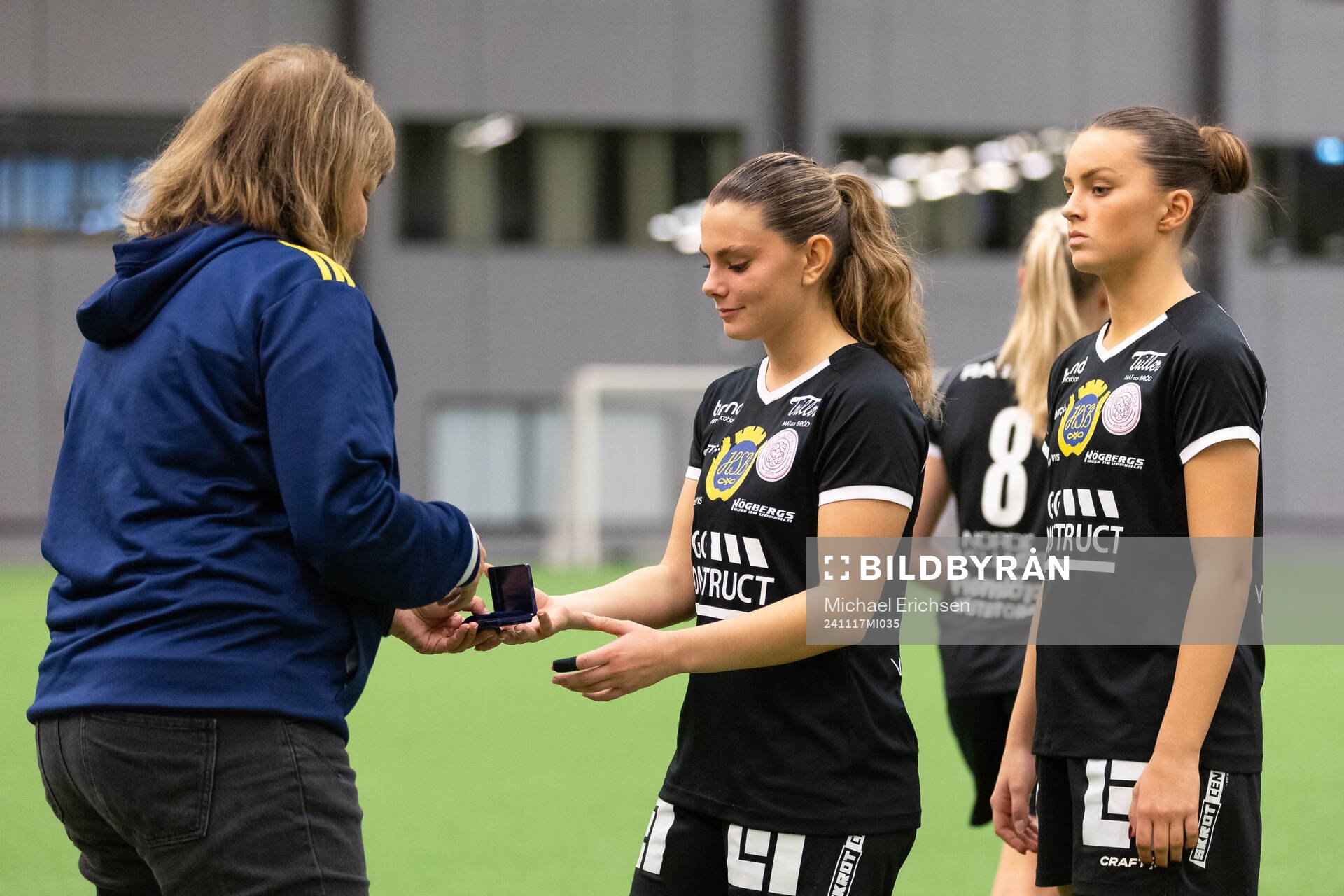Marie Svensson delar ut en silvermedalj till Uppsalas Lova