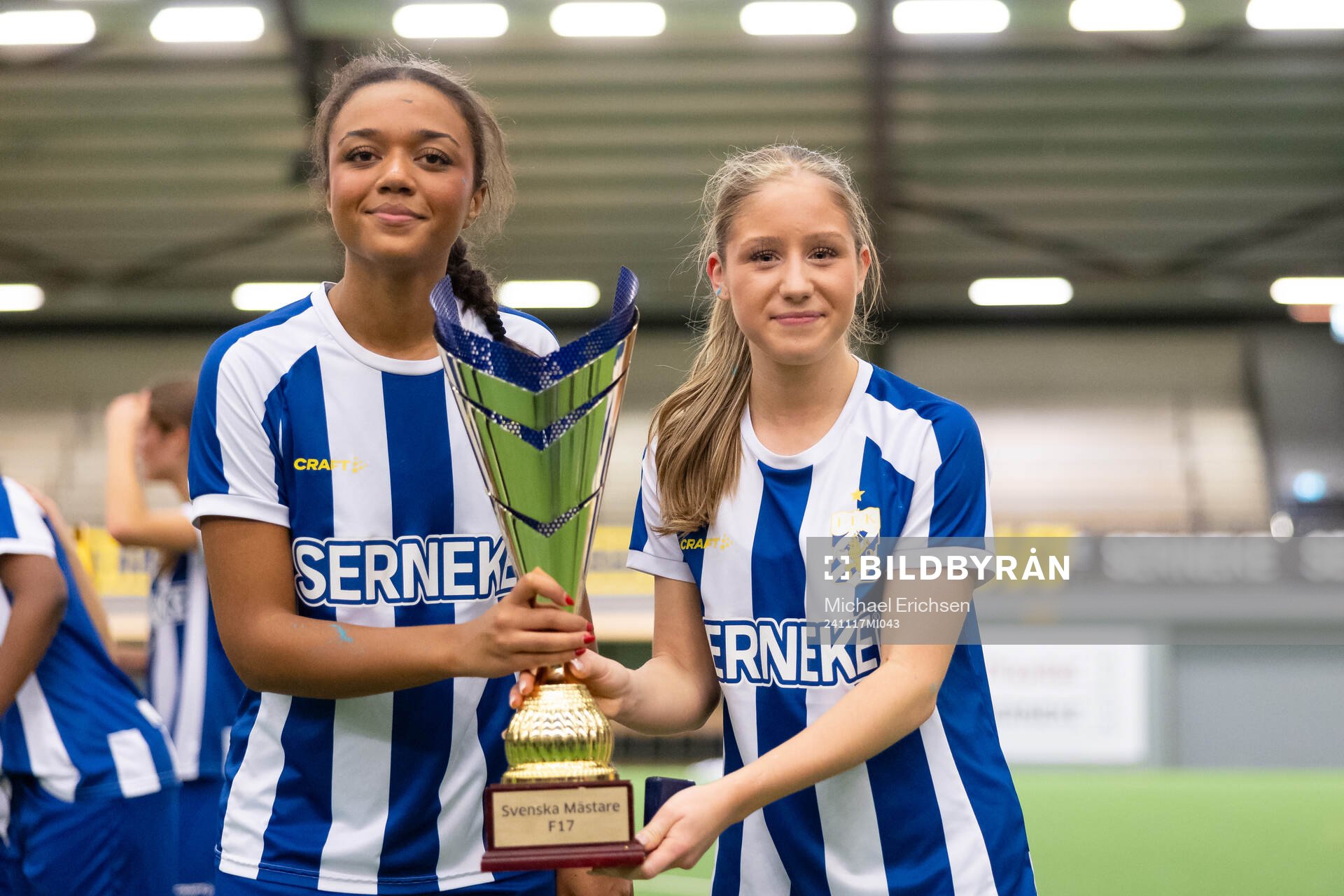 IFK Göteborgs Tida Jatta och Elma Brkovic poserar med pokalen efter F17 SM-finalen i fotboll mellan IFK Göteborg och IK Uppsala den 17 november 2024 i Göteborg.