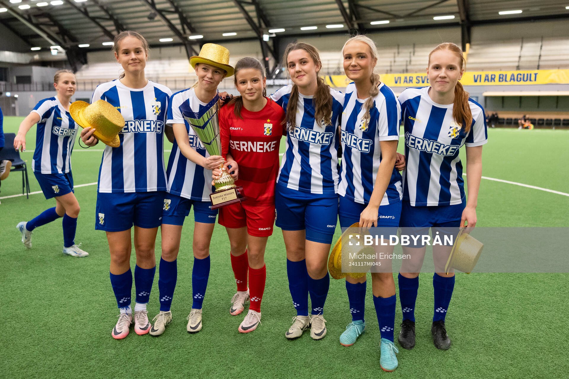 IFK Göteborgs spelare poserar med pokalen