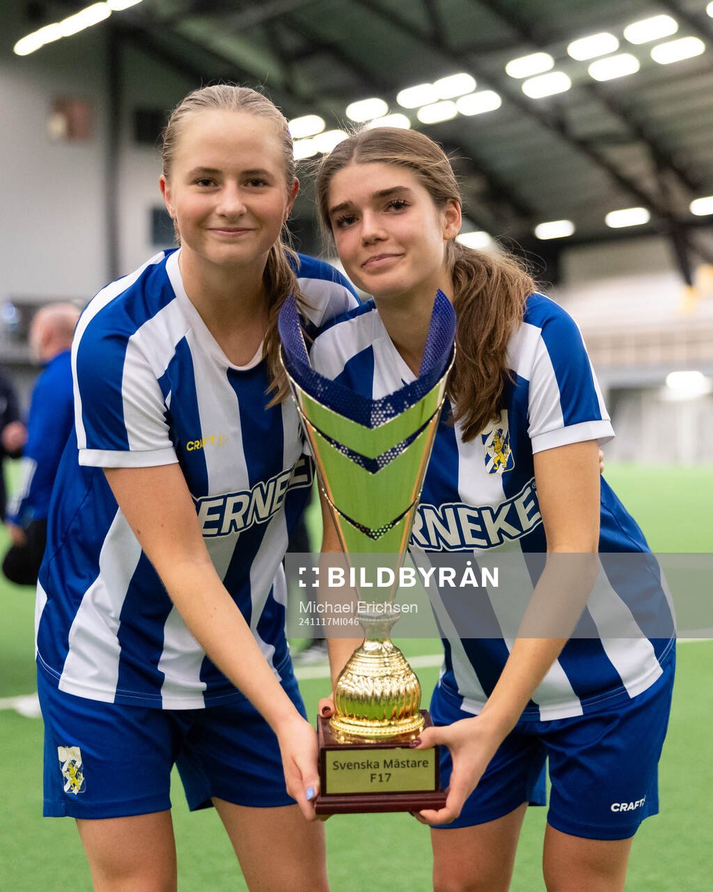 IFK Göteborgs Filippa Lindstedt och Lilly Hamstein poserar med pokalen efter F17 SM-finalen i fotboll mellan IFK Göteborg och IK Uppsala den 17 november 2024 i Göteborg.