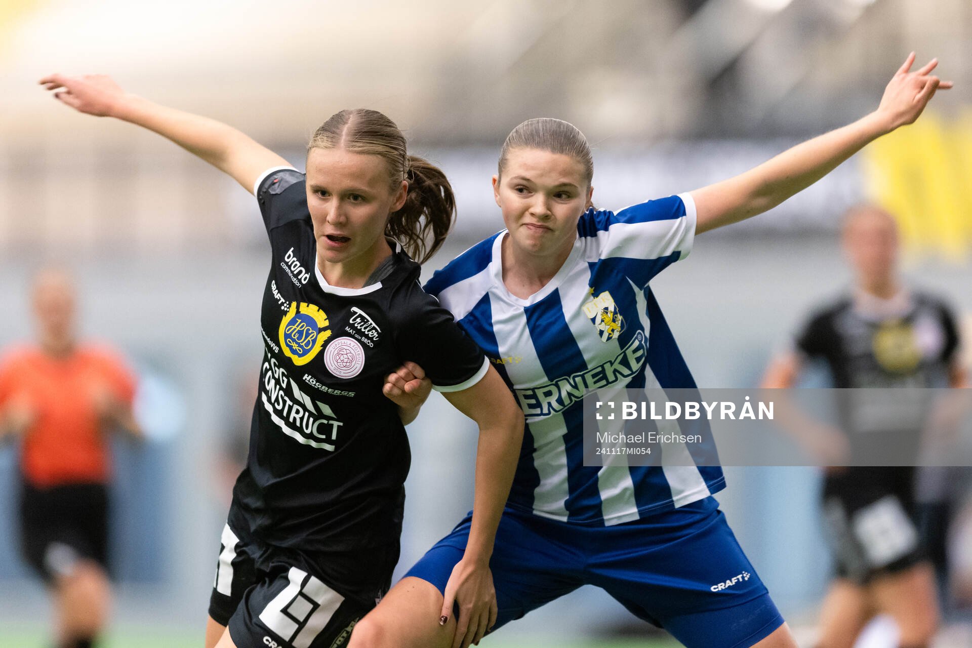 Uppsalas Ella Rosenblom och IFK Göteborgs Hanna Engvall under F17 SM-finalen i fotboll mellan IFK Göteborg och IK Uppsala den 17 november 2024 i Göteborg.