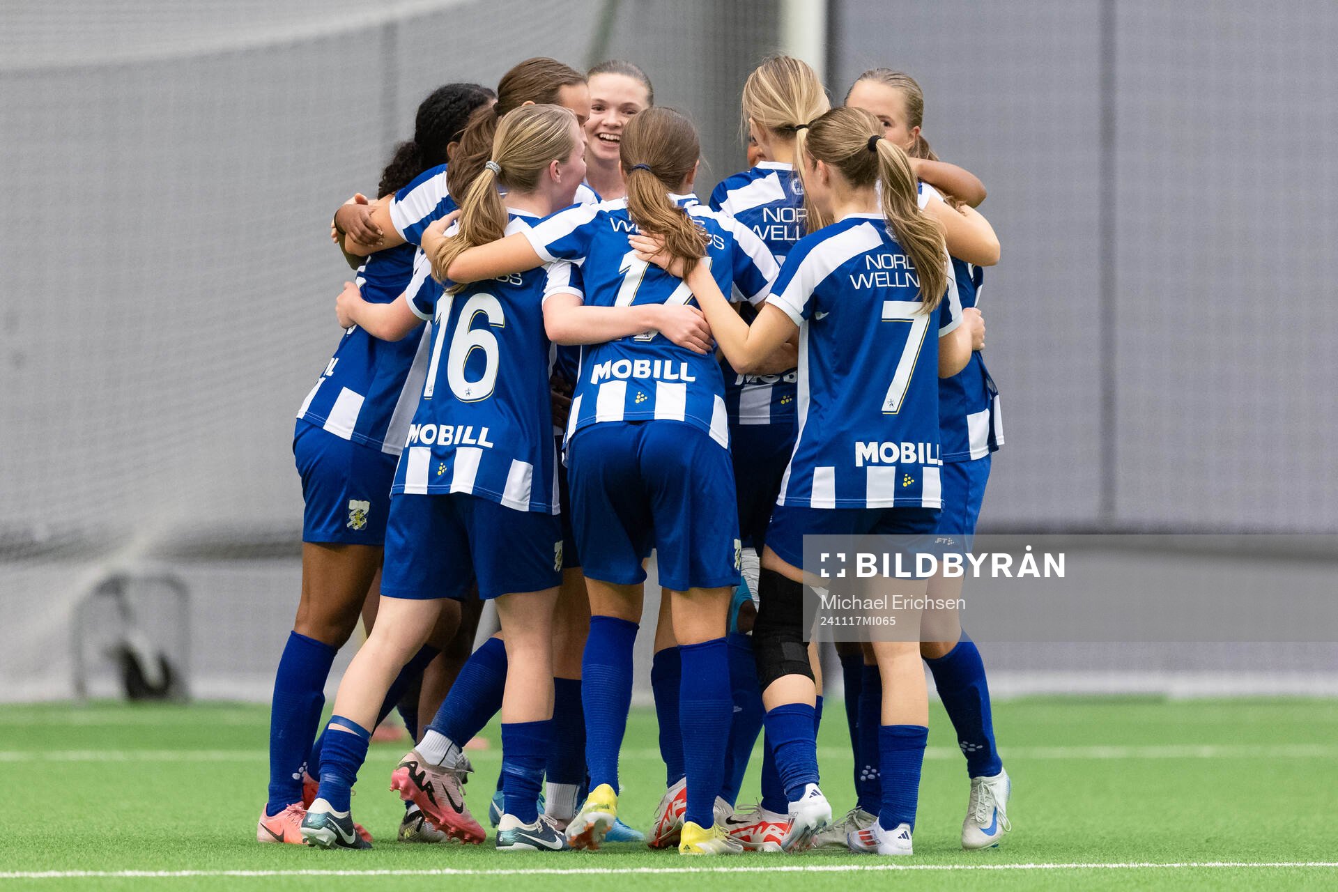 IFK Göteborgs Josan Semere Melake jublar med lagkamrater efter 3-1 under F17 SM-finalen i fotboll mellan IFK Göteborg och IK Uppsala den 17 november 2024 i Göteborg.