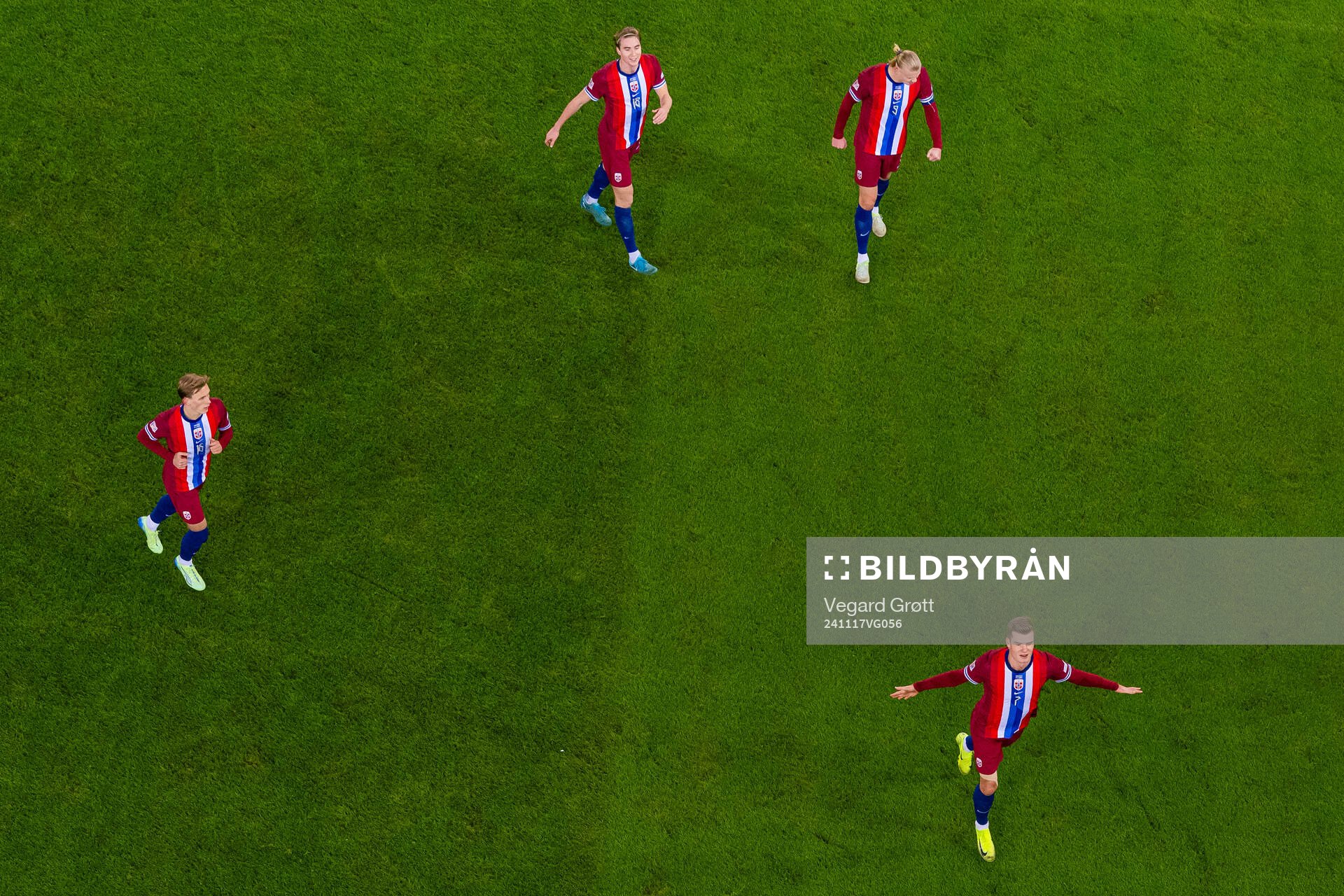 Alexander Sørloth of Norway celebrates with teammates