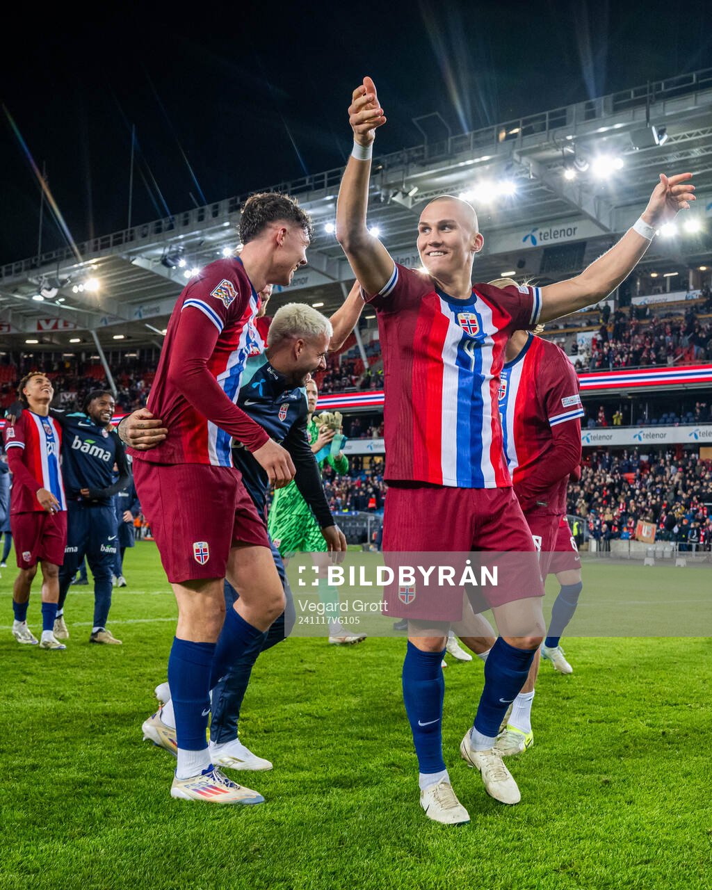 Leo Østigård and players of Norway celebrate