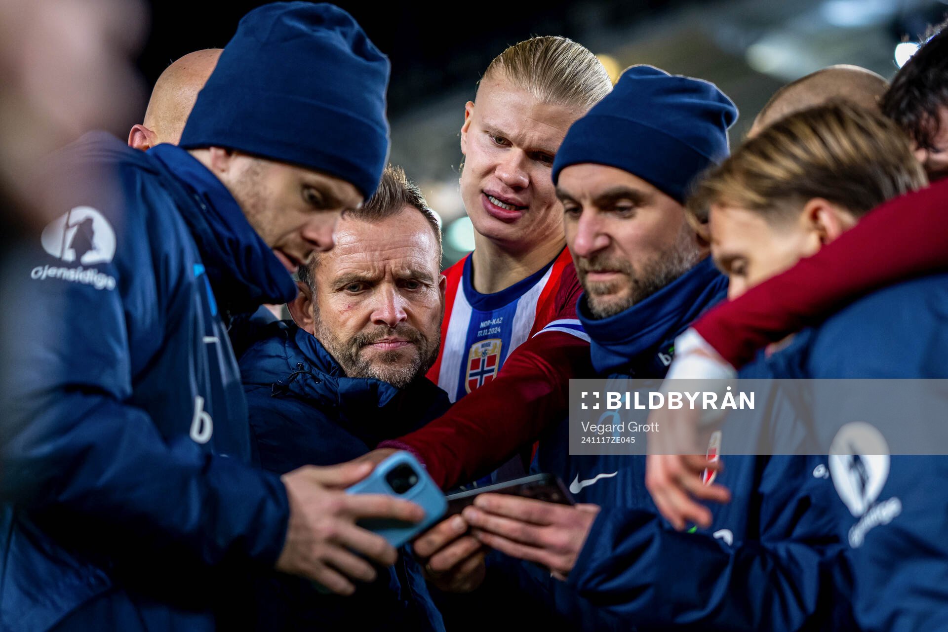 Kit manager Erik Hulleberg, manual therapist Thomas Ødegaard, Erling Braut Haaland and kit manager Sigurd Ertsås of Norway watching on a phone after the Nations League football match between Norway and Kazakhstan on November 17, 2024 in Oslo. 