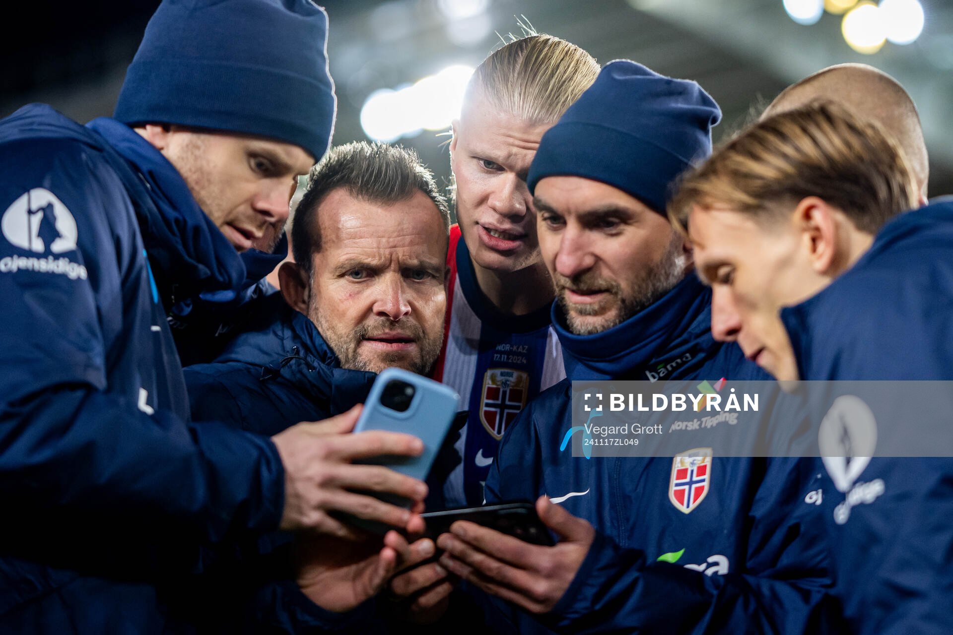 Kit manager Erik Hulleberg, manual therapist Thomas Ødegaard, Erling Braut Haaland, kit manager Sigurd Ertsås and Marcus Holmgren Pedersen of Norway watching on a phone after the Nations League football match between Norway and Kazakhstan on November 17, 2024 in Oslo. 