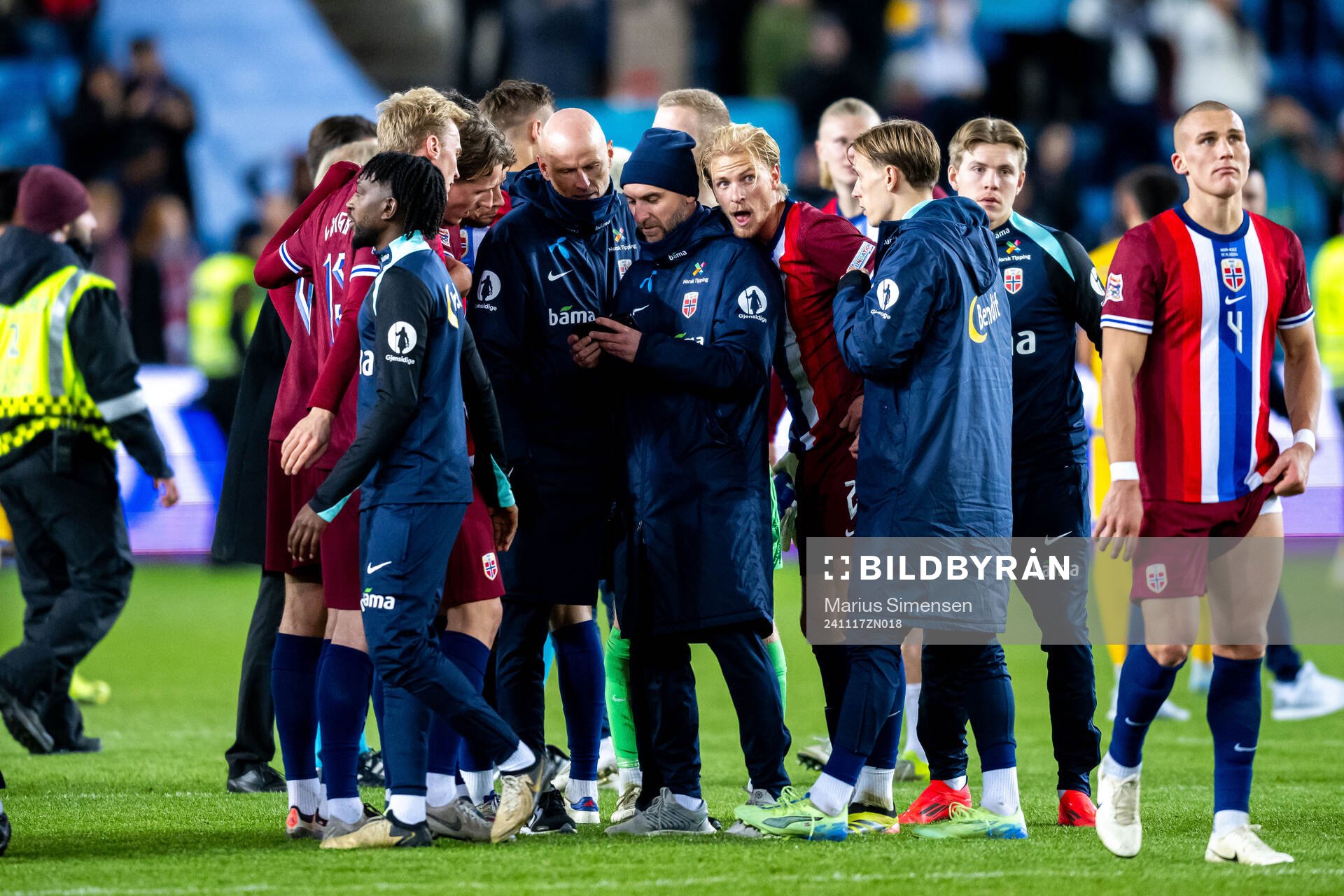 Head coach Ståle Solbakken and players watching