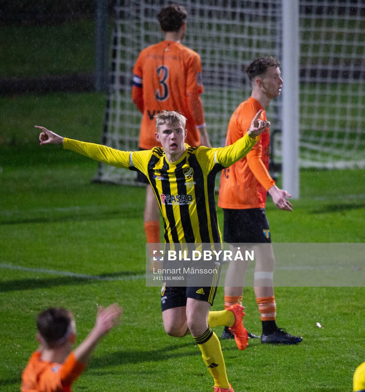 IFK Hässleholms Linus Roslund 1-0 och jublar i kvalmatchen