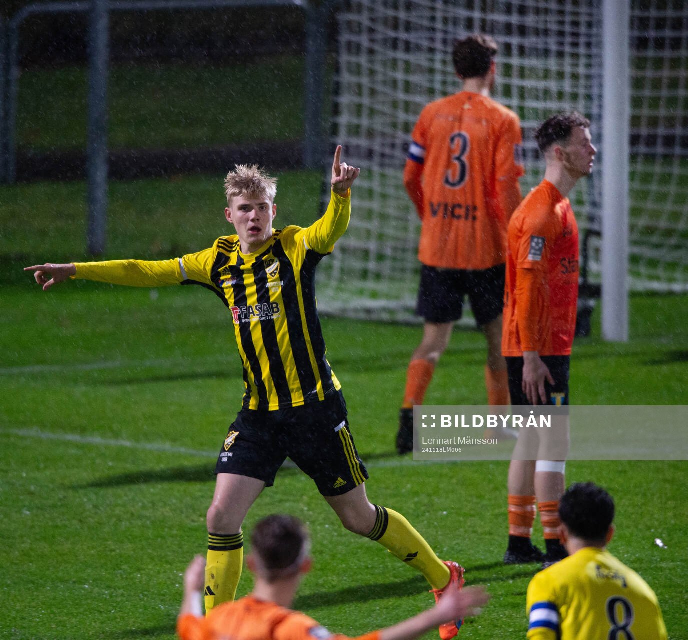 IFK Hässleholms Linus Roslund 1-0 och jublar i kvalmatchen