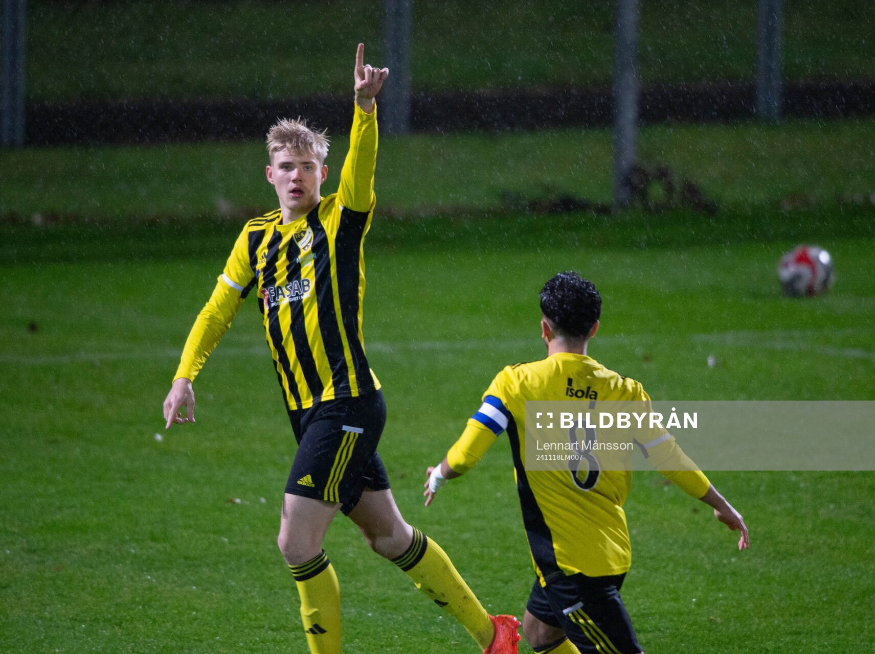 IFK Hässleholms Linus Roslund 1-0 och jublar i kvalmatchen