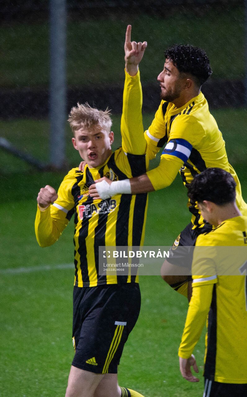 IFK Hässleholms Linus Roslund 1-0 och jublar i kvalmatchen
