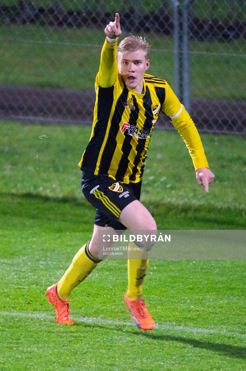IFK Hässleholms Linus Roslund gör segermålet och jublar