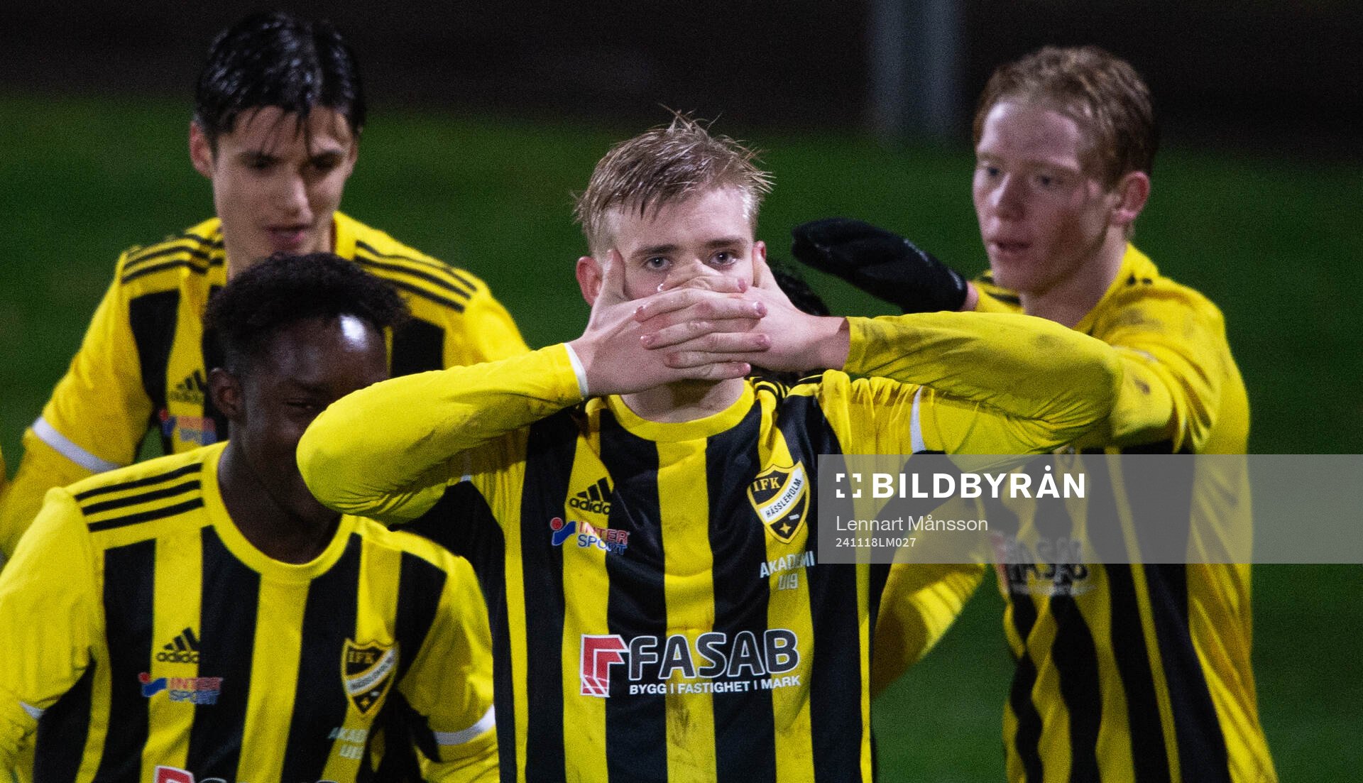 IFK Hässleholms Linus Roslund gör segermålet och jublar a la Gyökeres i kvalmatchen för U19 mellan IFK Hässleholm och Torns IF i Hässleholm 18 november 2024.