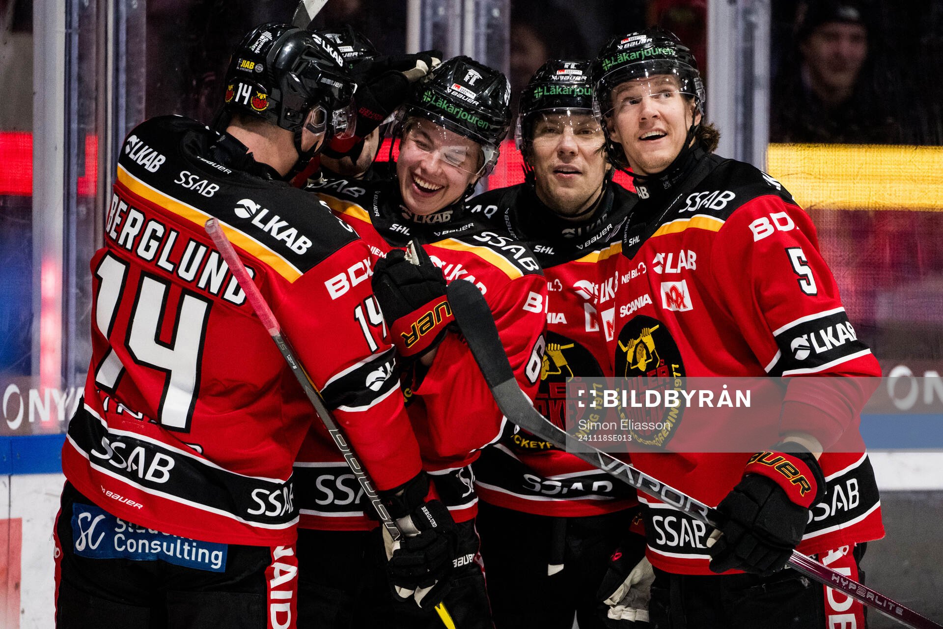 Luleås Isac Hedqvist jublar med lagkamrater