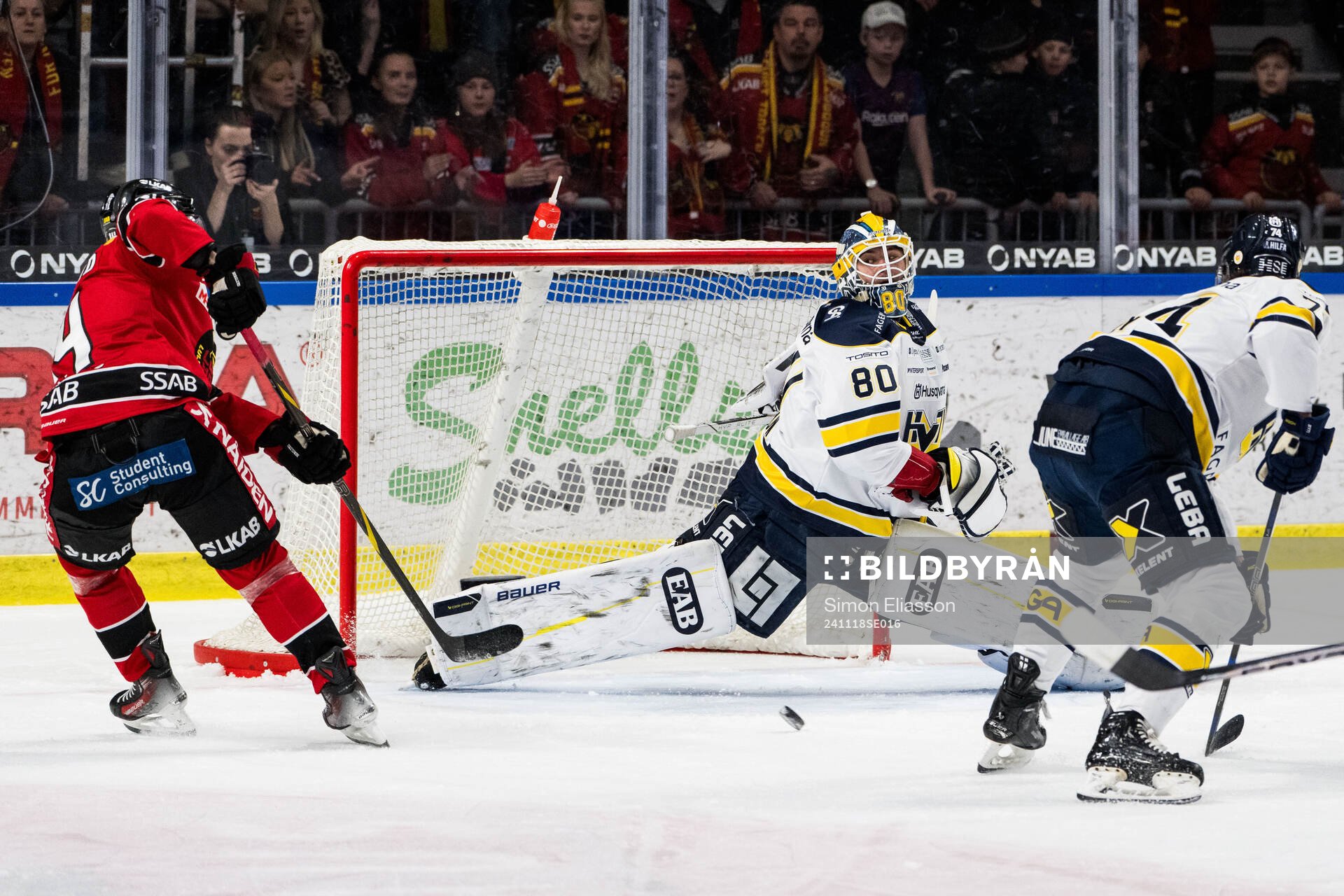 Luleås Jonas Berglund och HV71s målvakt Frederik Dichow